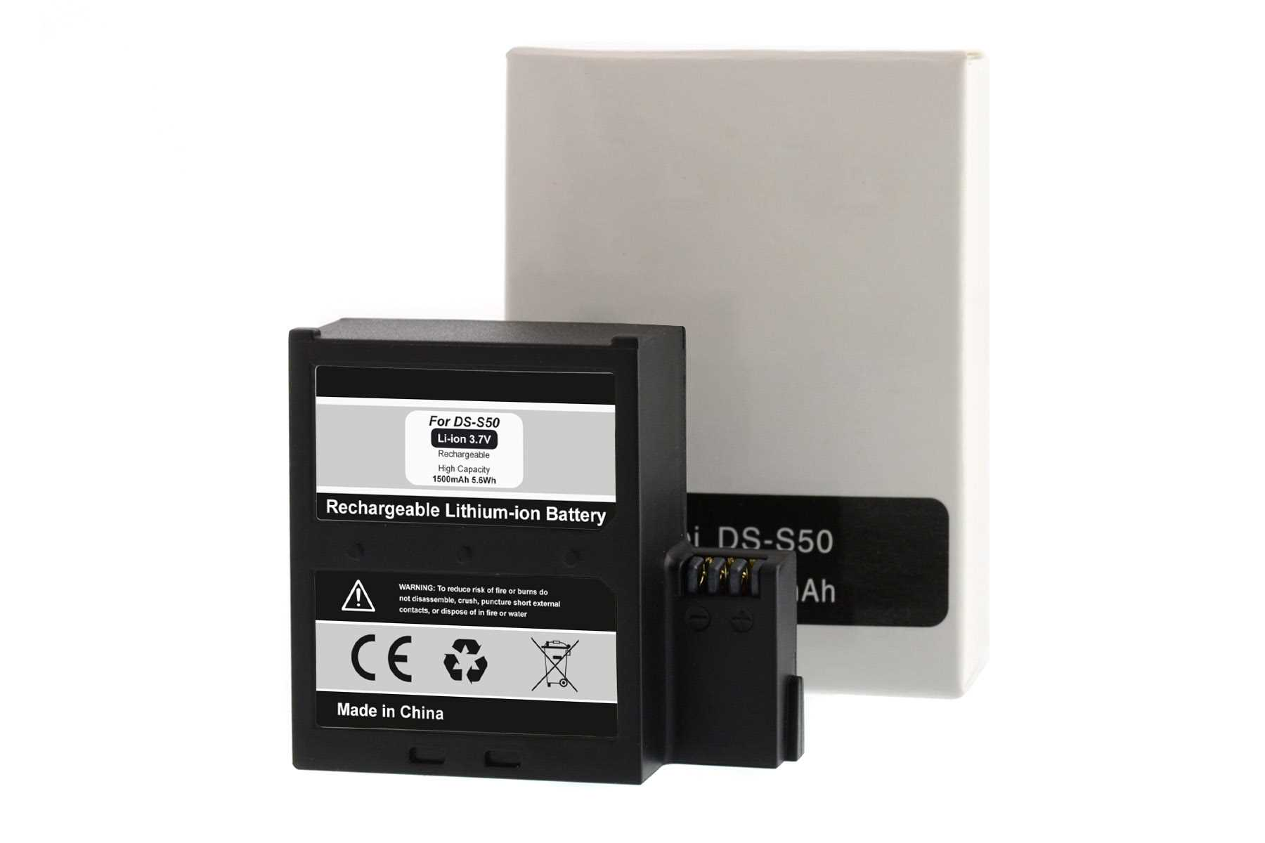 Schwarzer, wiederaufladbarer Lithium-Ionen-Akku mit weißer Box dahinter. Weißer Hintergrund.