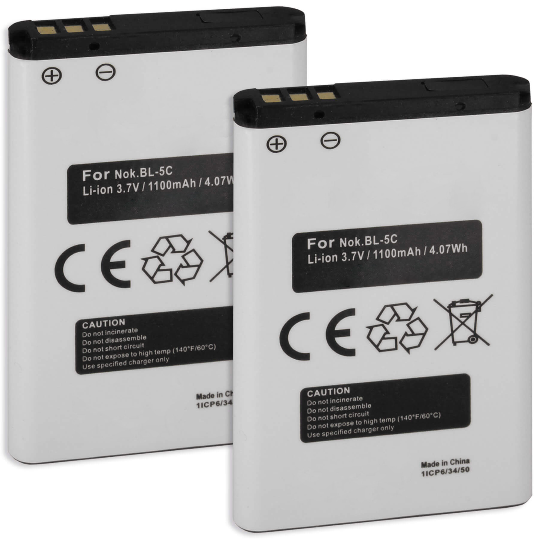 Zwei weiße Batterien mit schwarzen Oberteilen und weißen Etiketten. Weißer Hintergrund.
