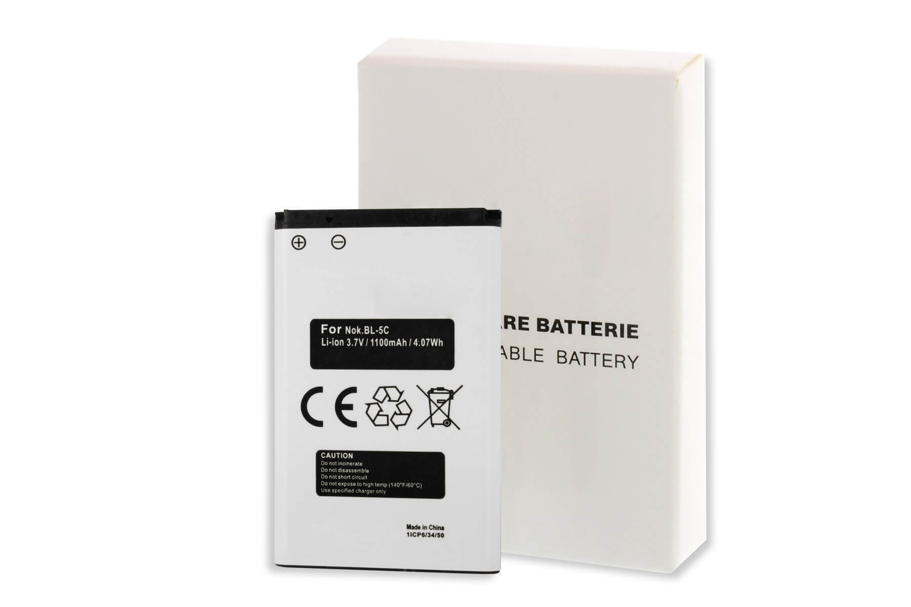 Eine weiße Batterie und ihre Box. Text in mehreren Sprachen, einschließlich "WIEDERAUFLADBARE BATTERIE".