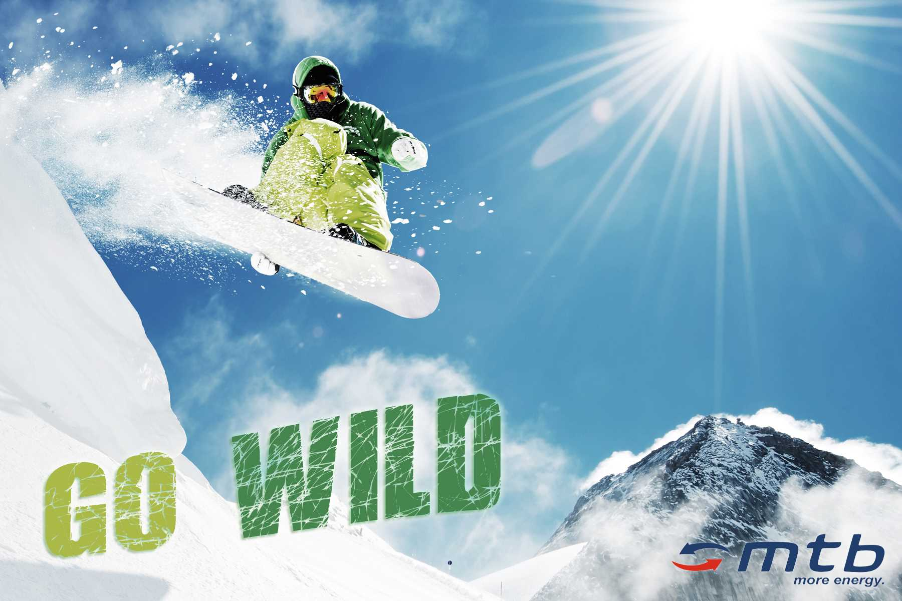 Snowboarder in der Luft mit Sonne und Bergen. Text: "GO WILD" und "MTB"-Logo.