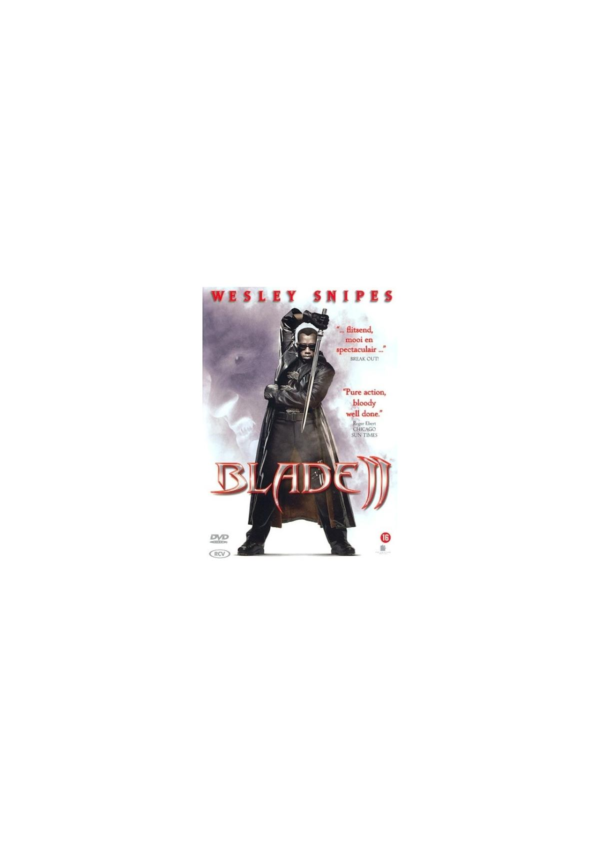 Blade II DVD-hoes met Wesley Snipes die een zwaard vasthoudt.
