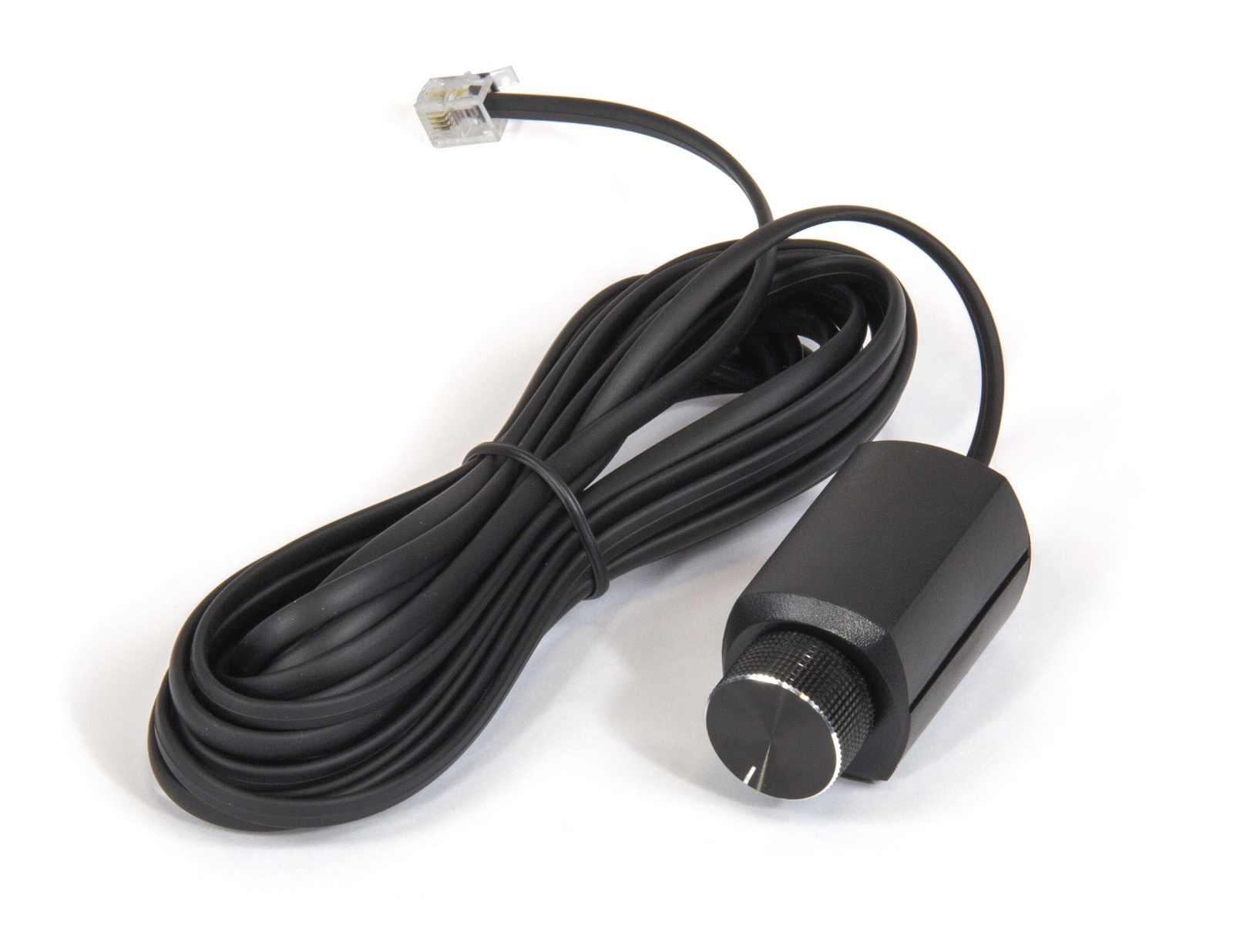 Schwarzes Kabel mit Drehregler und Stecker. Der Regler ist schwarz und silber. Weißer Hintergrund.