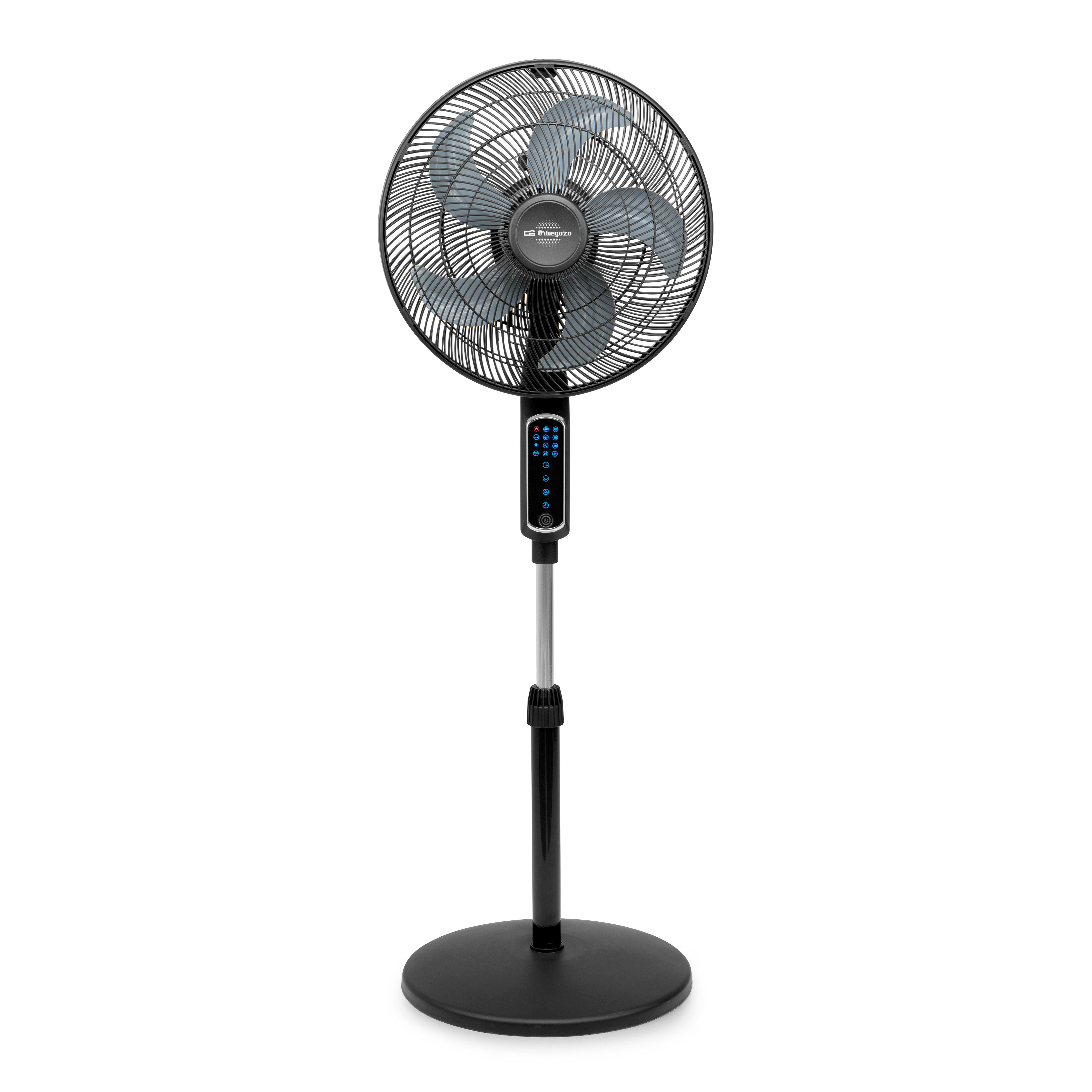 Ventilador de pie negro y plateado con controles digitales, sobre fondo blanco.