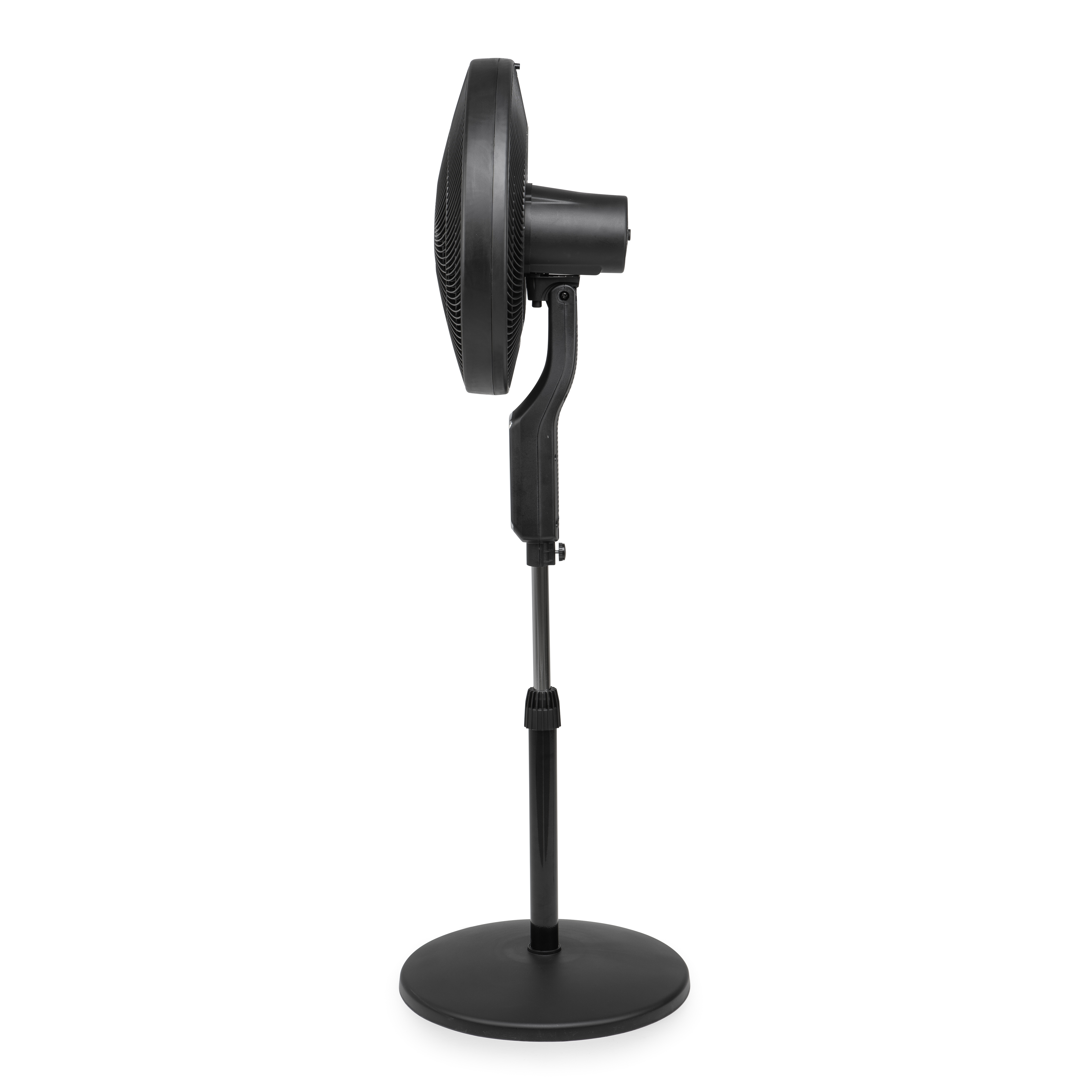 Ventilador de pie negro, aislado sobre blanco. El ventilador es ajustable en altura.