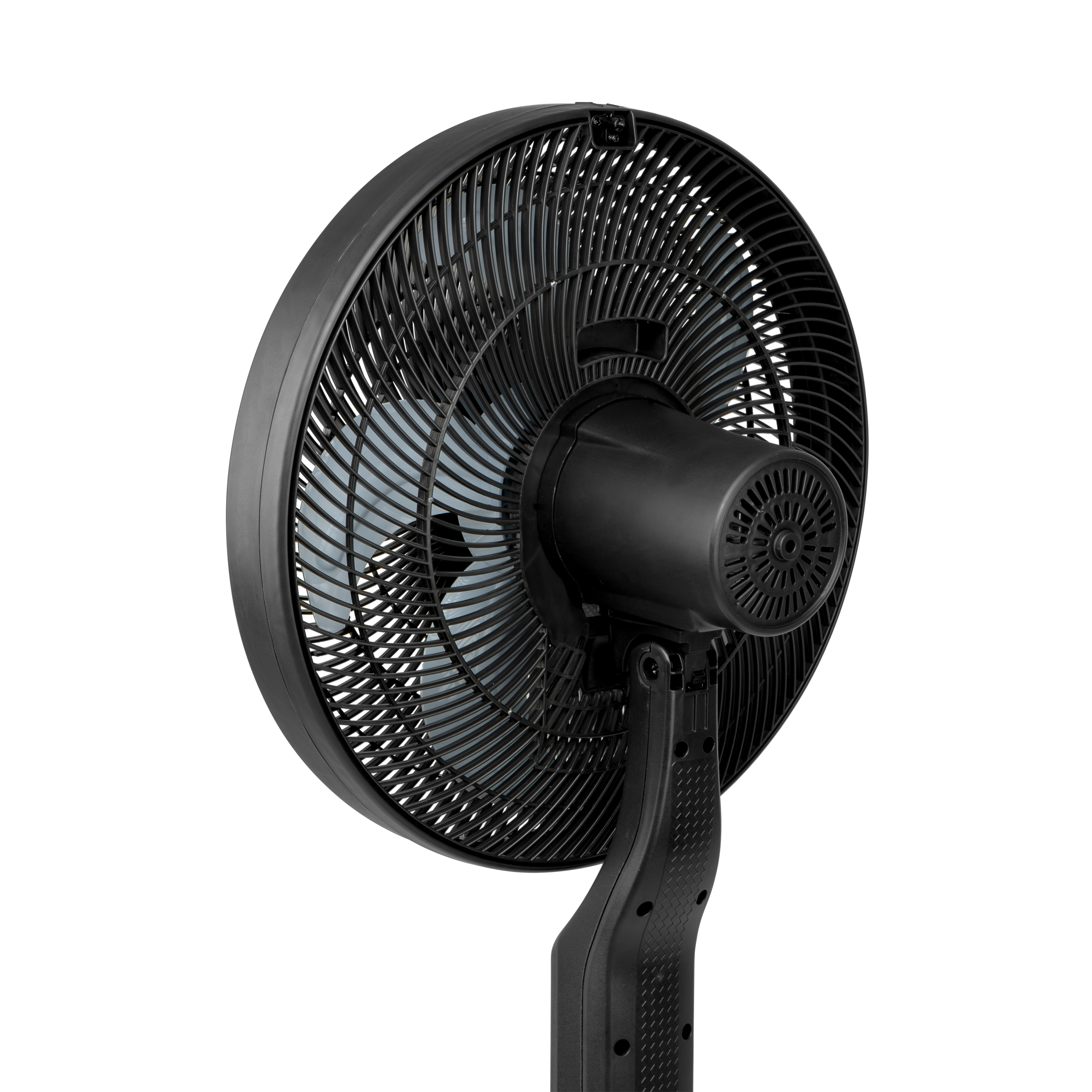 Ventilador negro con aspas sobre fondo blanco.
