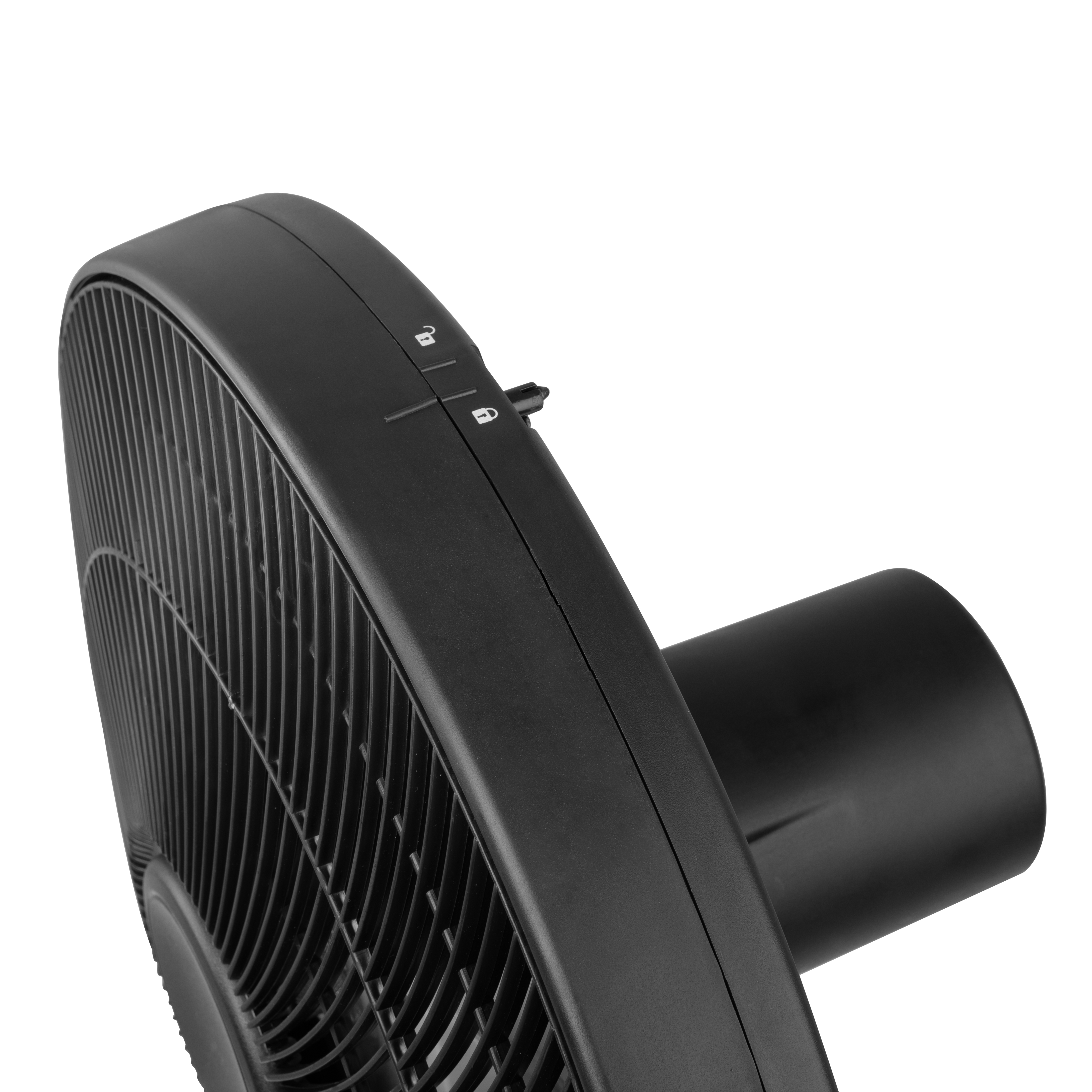 Ventilador negro, primer plano de la rejilla frontal y parte del cuerpo del ventilador.
