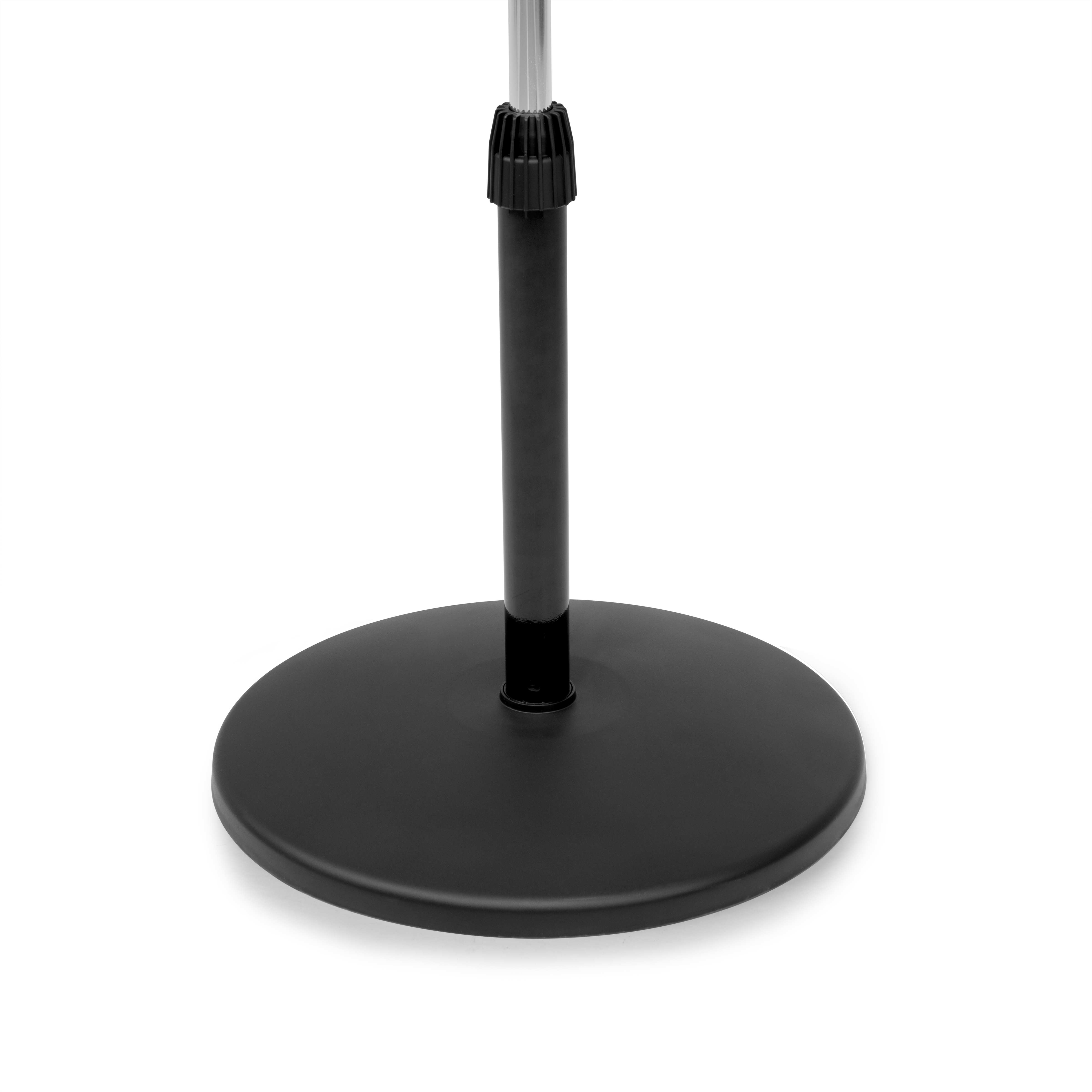 Soporte de micrófono negro con base redonda. El soporte es vertical.