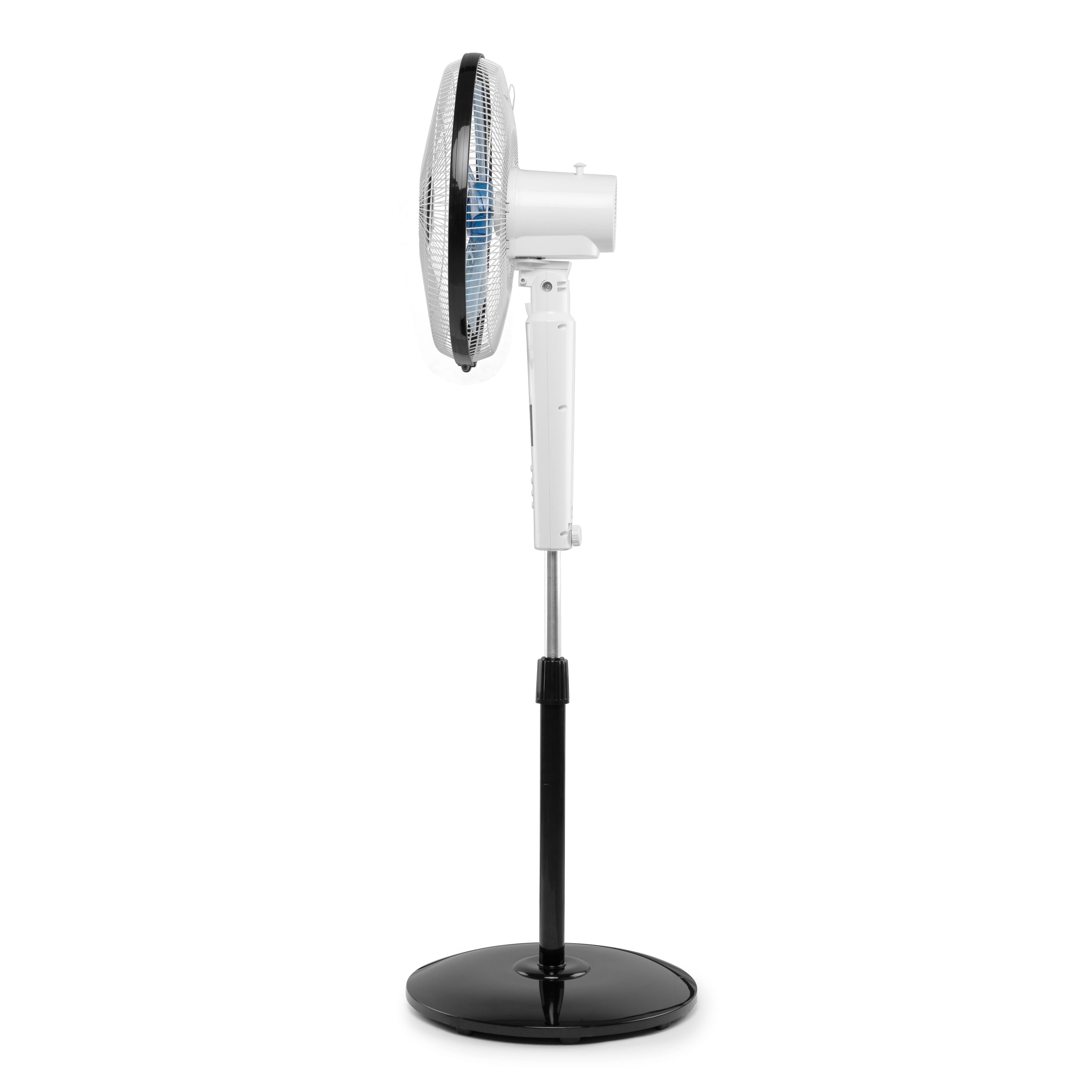 Un ventilador de pie blanco sobre una base negra, visto de lado. El ventilador está apagado.