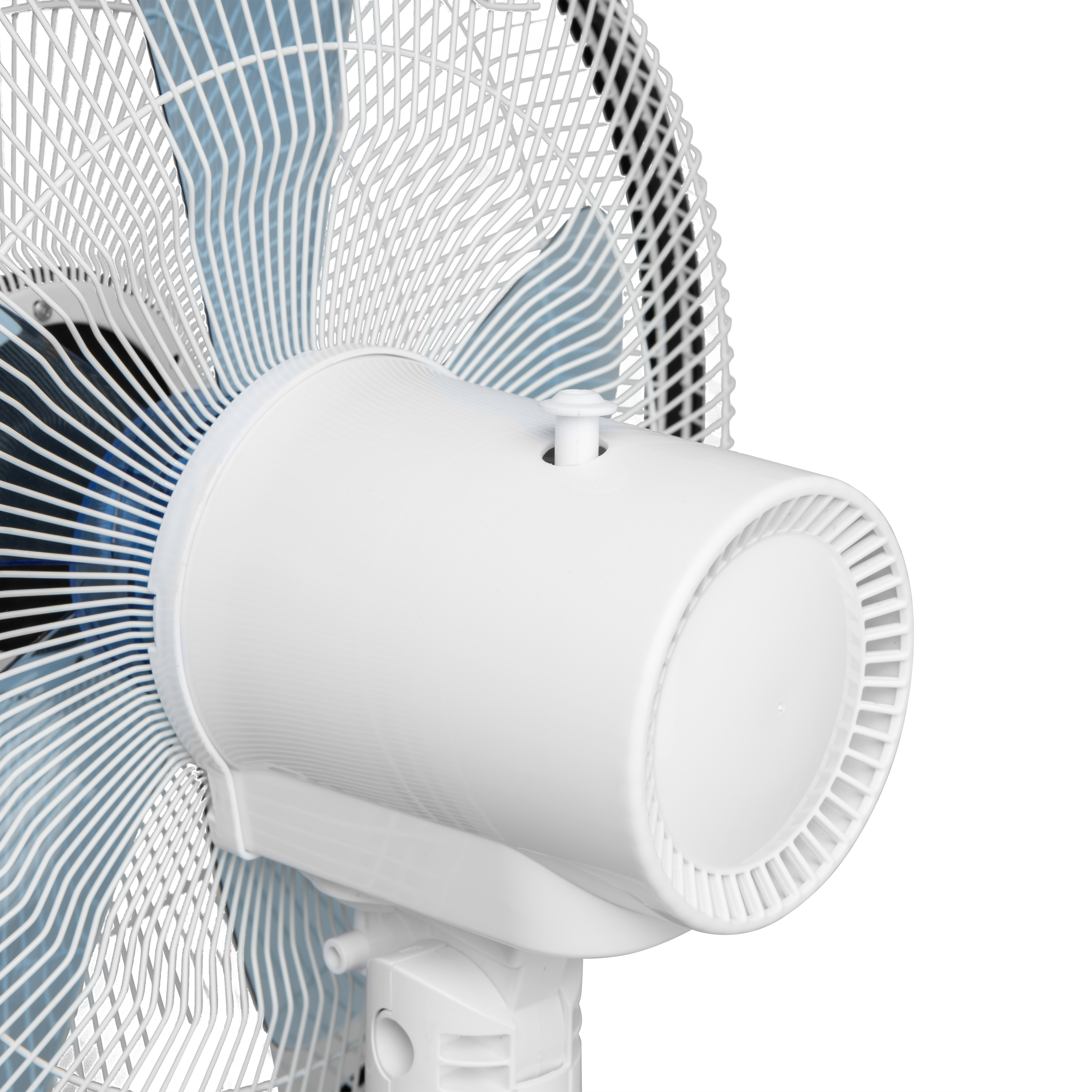 Primer plano de un ventilador de pie blanco. Las aspas del ventilador son azules y blancas.