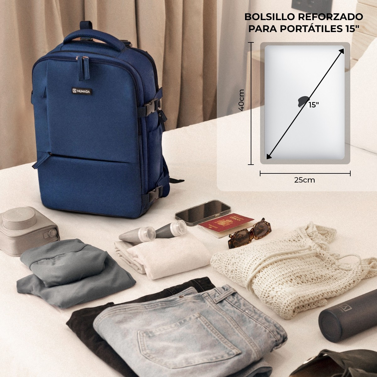 Mochila azul con objetos sobre una cama. Incluye ropa, teléfono, pasaporte, gafas de sol y cámara.
