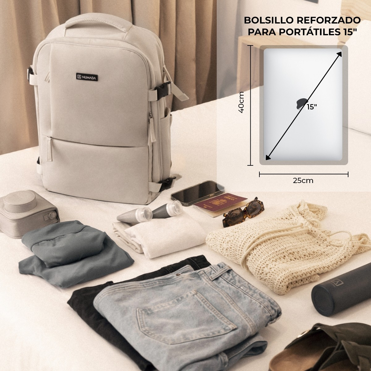 Mochila con portátil, ropa y accesorios. Se indica un portátil de 15 pulgadas.