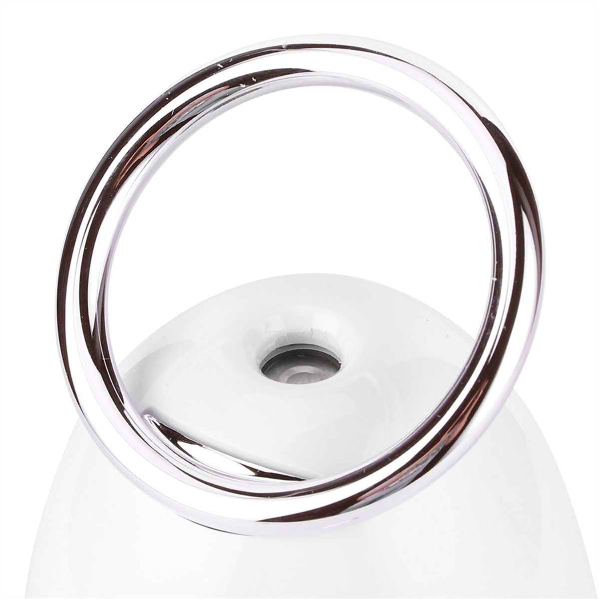 Nahaufnahme eines weißen Objekts mit einem silbernen Ring oben, möglicherweise eine Türklingel.