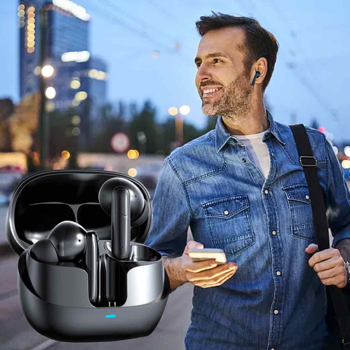 Mann mit Ohrhörern und Handy, mit Ladecase in der Nähe.