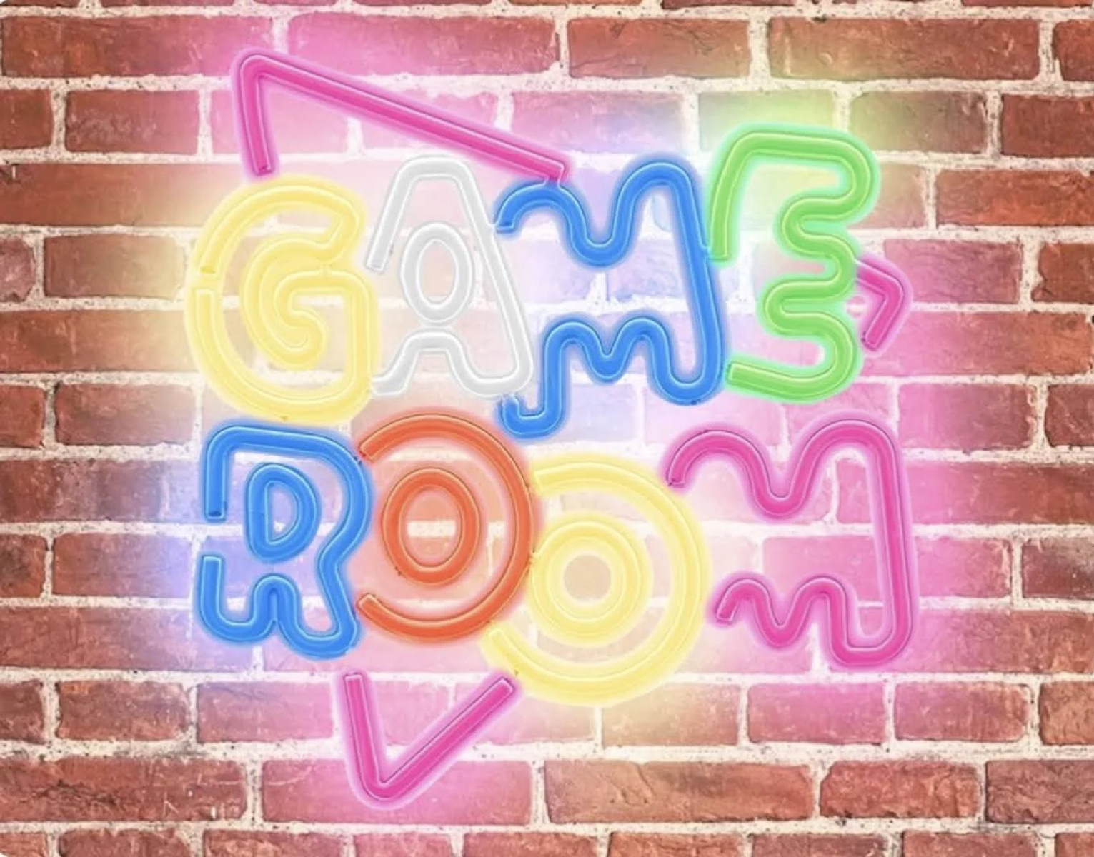 Letrero de neón que dice 'GAME ROOM' en una pared de ladrillos, con luces rosas, azules, verdes, amarillas y naranjas.
