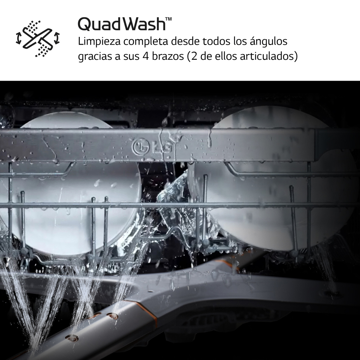 Interno lavastoviglie con piatti, getti d'acqua e la scritta 'QuadWash'.