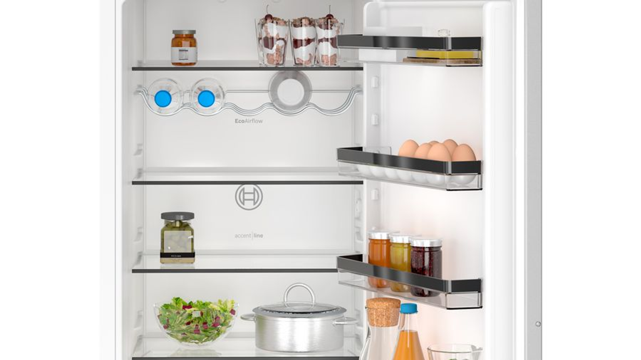 Interior de un refrigerador blanco. Los estantes contienen alimentos como huevos, ensaladas y frascos.