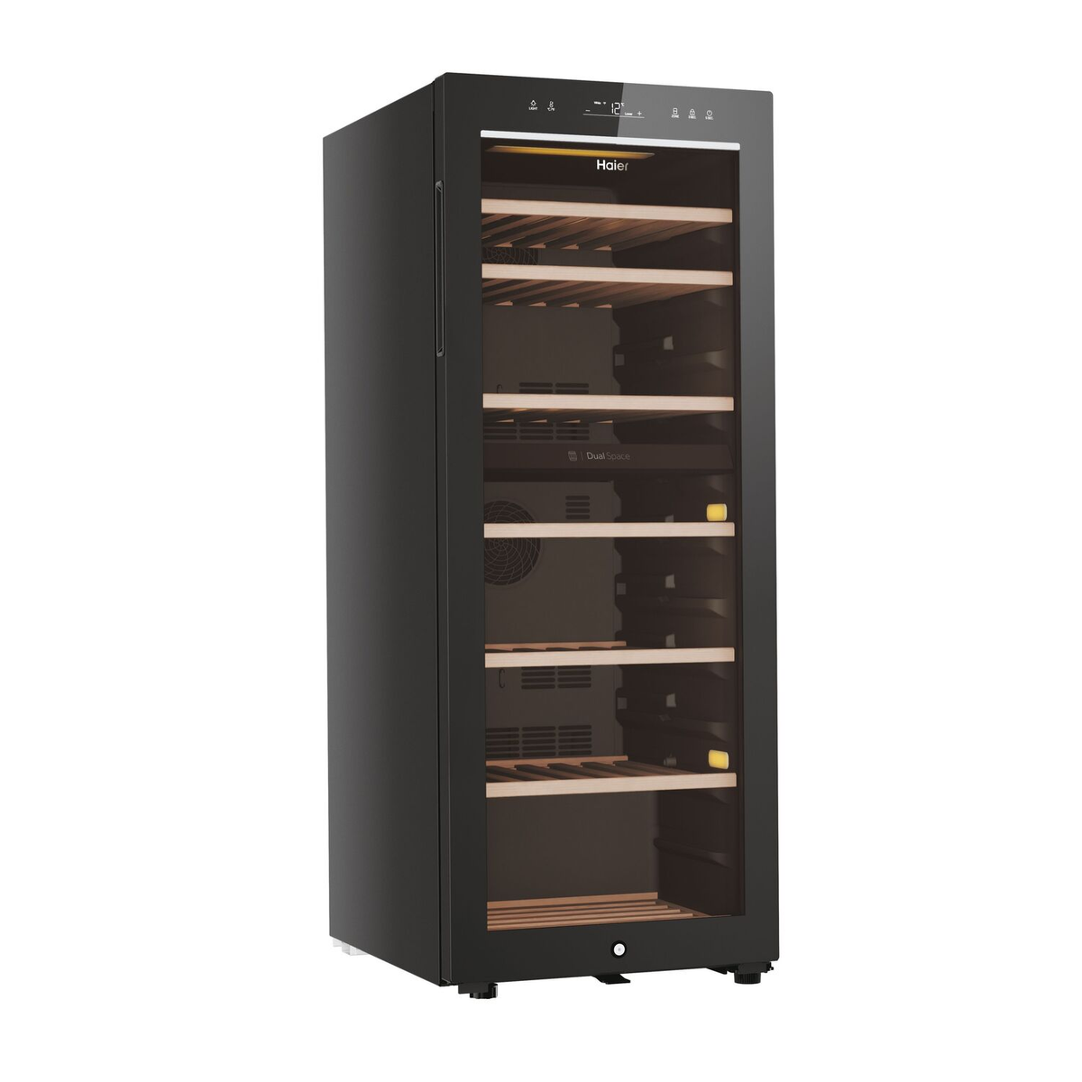 Een zwarte wijnkoeler met glazen deur, houten planken en een digitaal display.