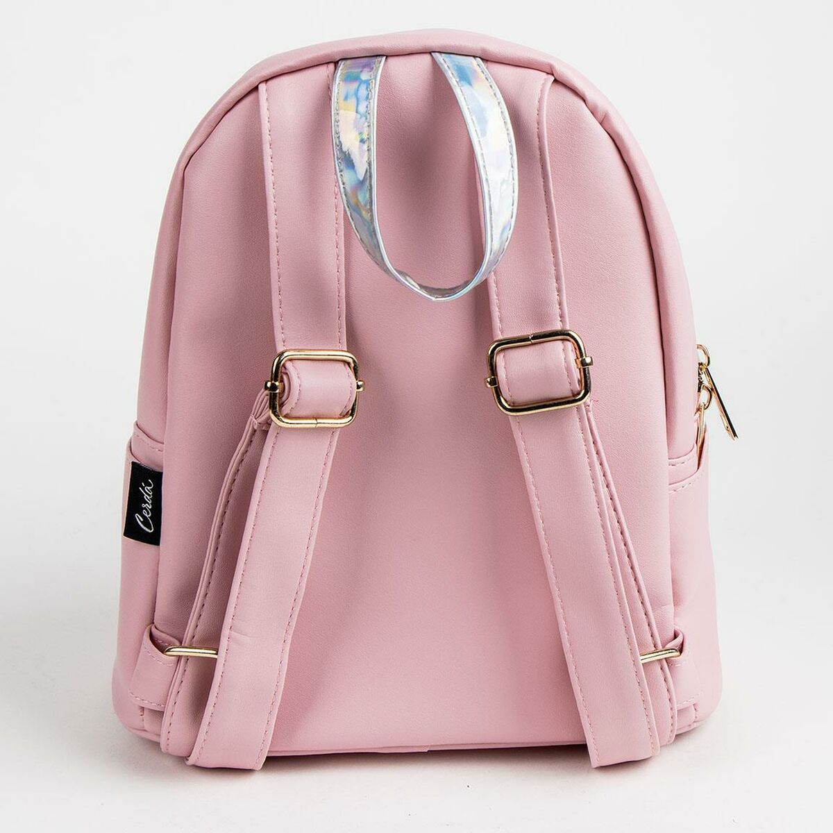 Una mochila rosa con detalles dorados, vista desde atrás.