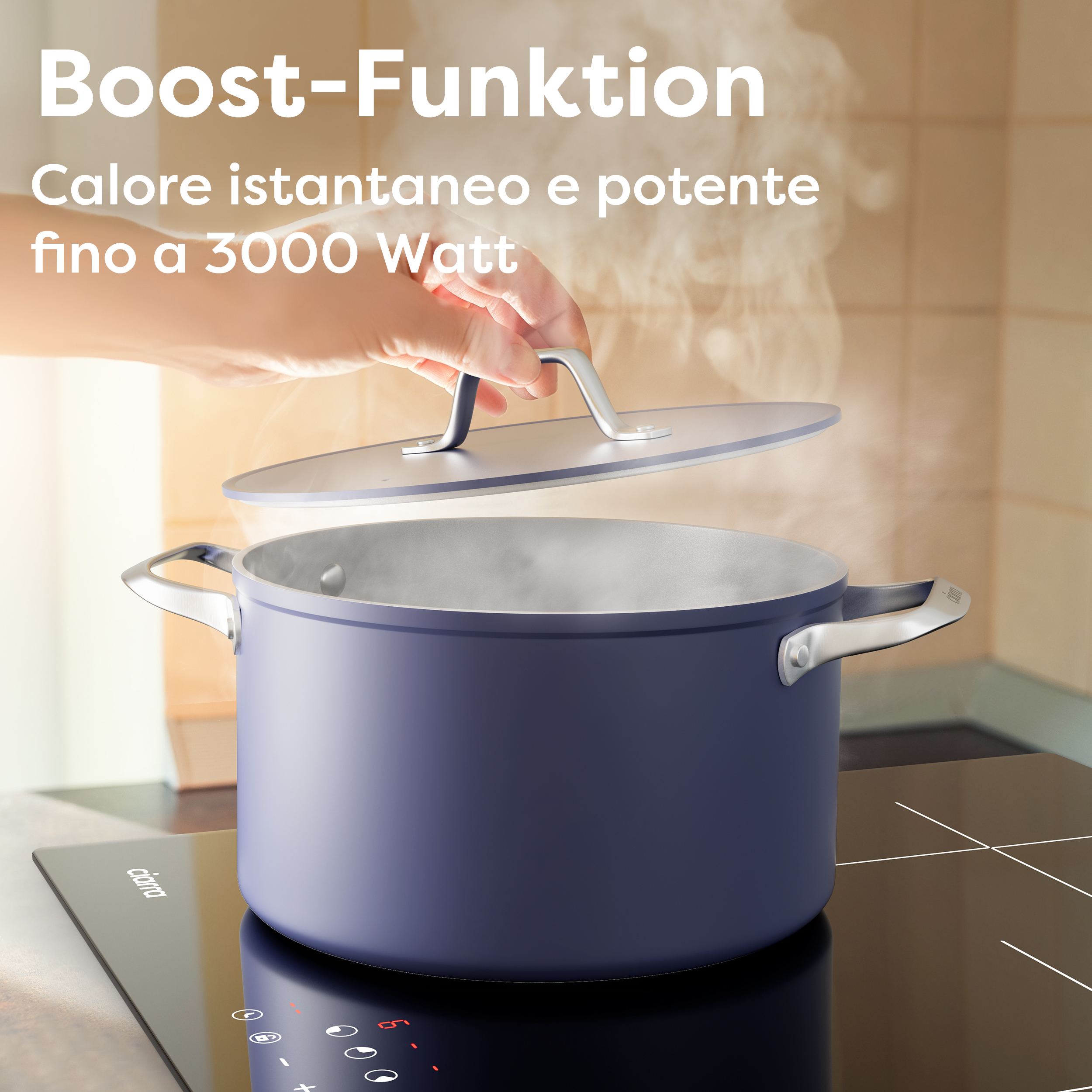 Casserole bleue avec couvercle et vapeur, sur une plaque à induction noire.
