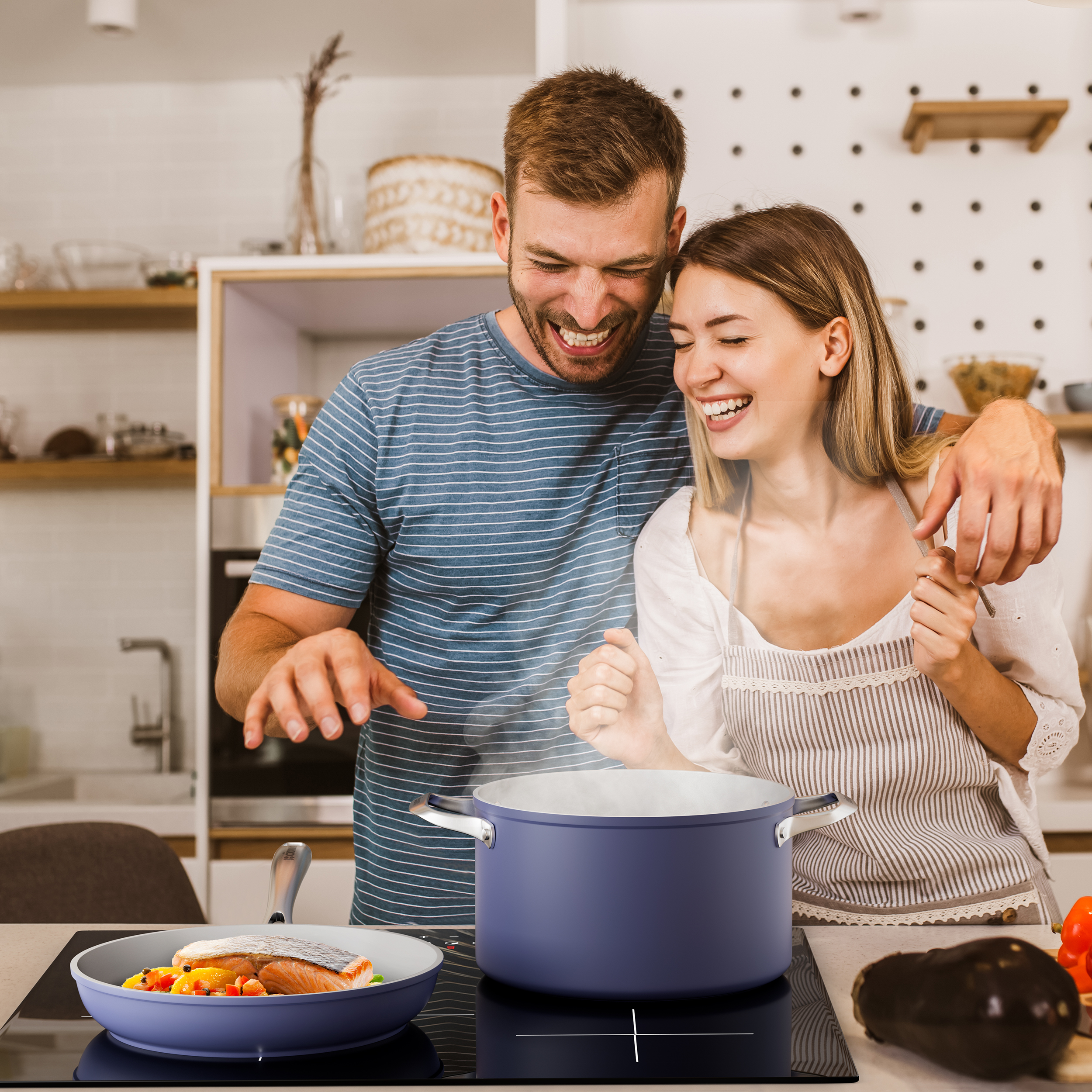 Un couple cuisine ensemble dans une cuisine. Une poêle de nourriture est sur la cuisinière. Ils sourient.