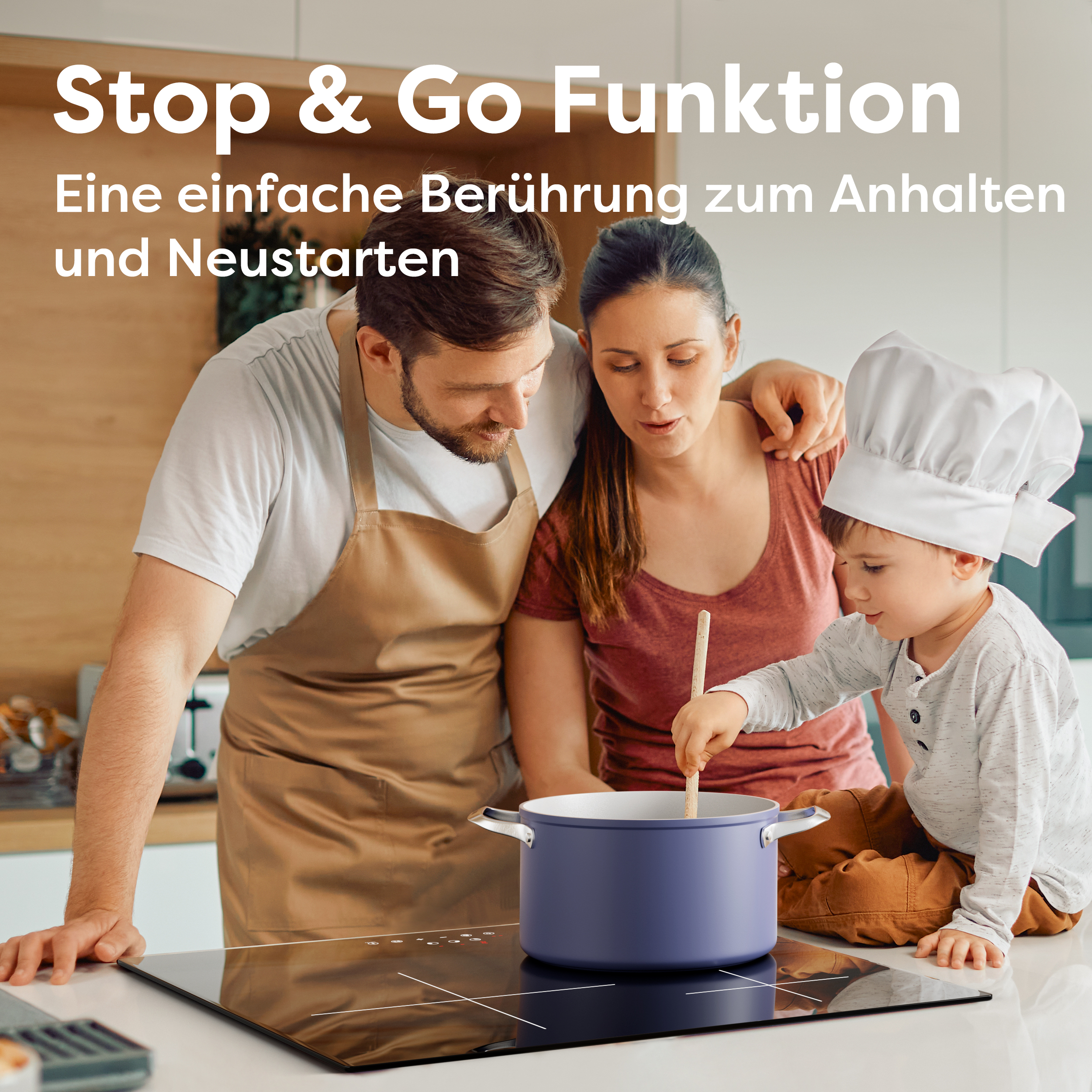 Familie kocht. Ein Mann, eine Frau und ein Kind schauen in einen Topf auf dem Herd. Text auf Deutsch.