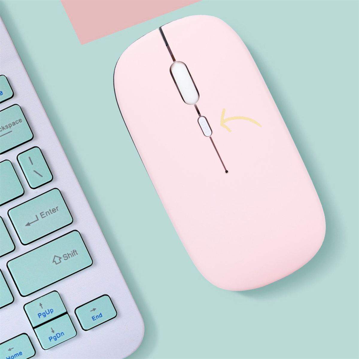 Rosa Computermaus mit Scrollrad. Der Hintergrund umfasst eine Tastatur und eine Oberfläche.