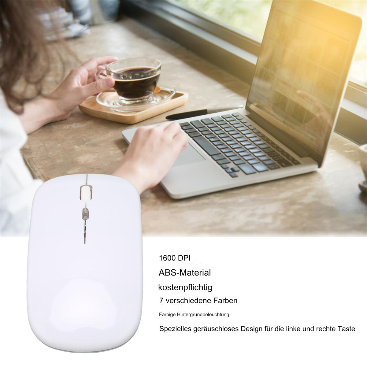 Eine weiße Maus mit einer Person, die im Hintergrund an einem Laptop arbeitet. Eine Tasse Kaffee.