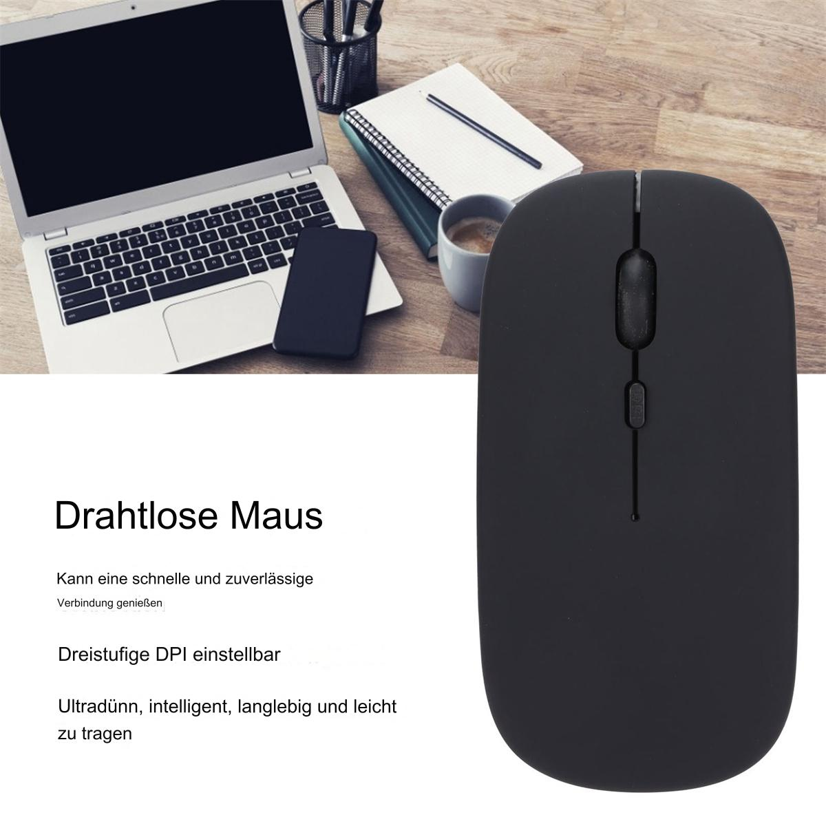 Eine schwarze, kabellose Maus auf einem Holzschreibtisch mit Laptop, Telefon, Stift und Kaffeetasse.