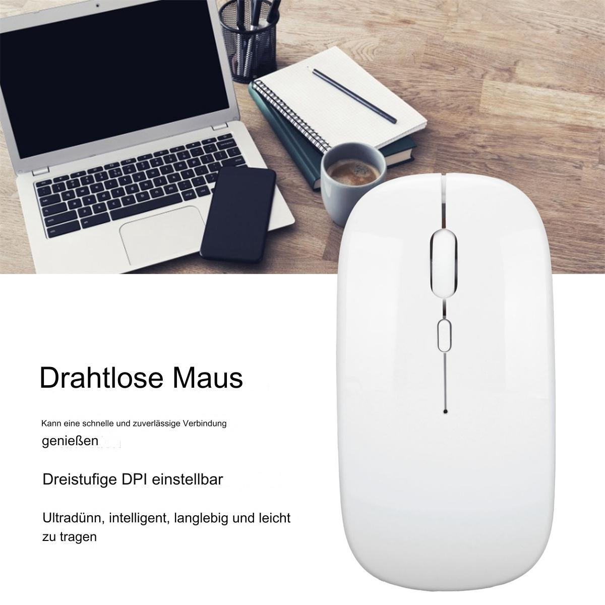 Weiße kabellose Maus, Laptop, Notizbuch, Stift und Kaffeetasse auf einem Holzschreibtisch.