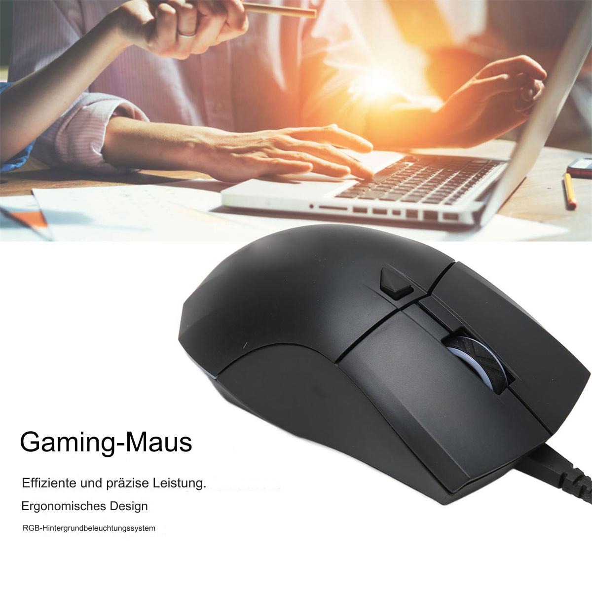 Schwarze Gaming-Maus auf einem Tisch. Die Hände des Benutzers und ein Laptop sind im Hintergrund.