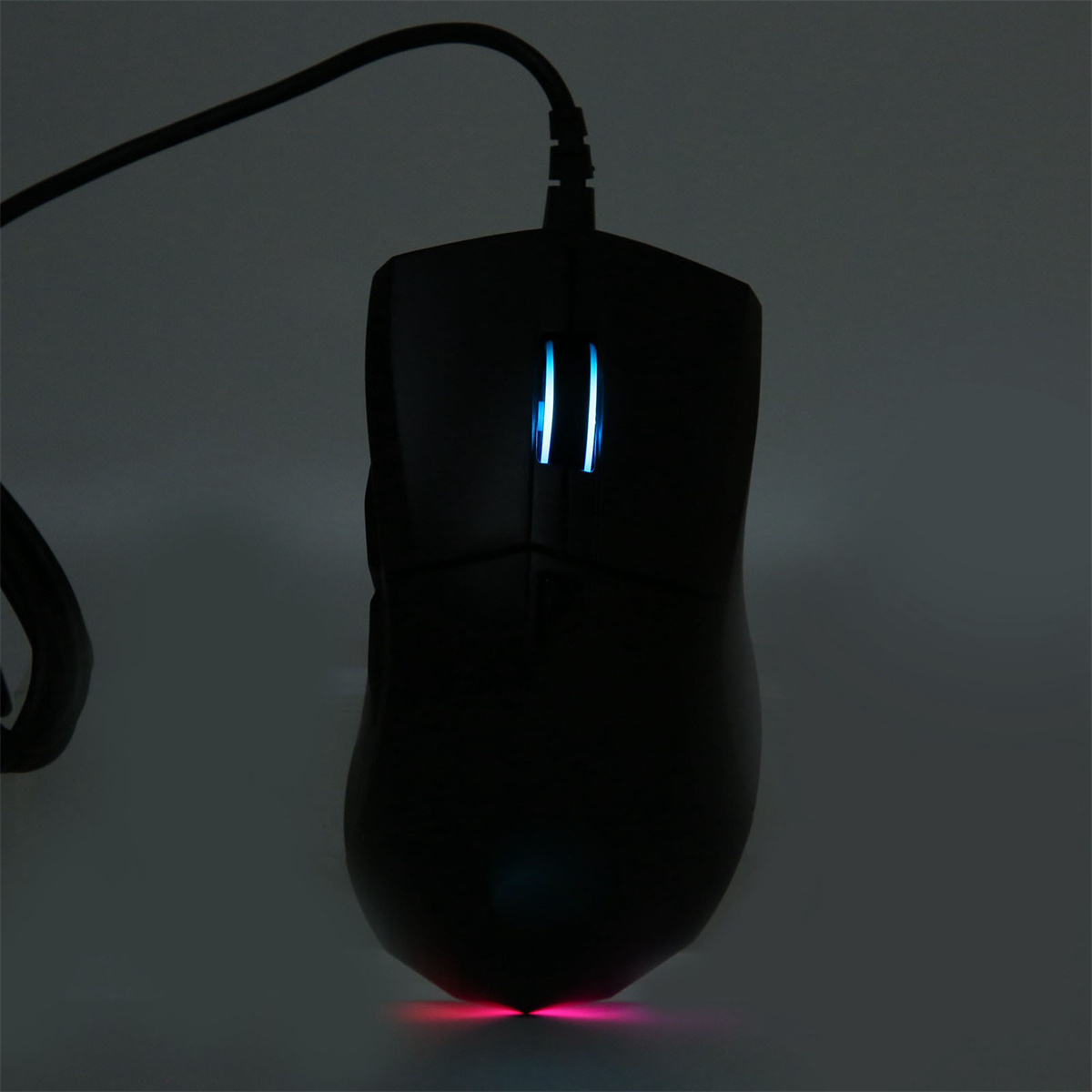 Schwarze Computermaus mit blauen und roten LED-Leuchten auf dunklem Hintergrund.