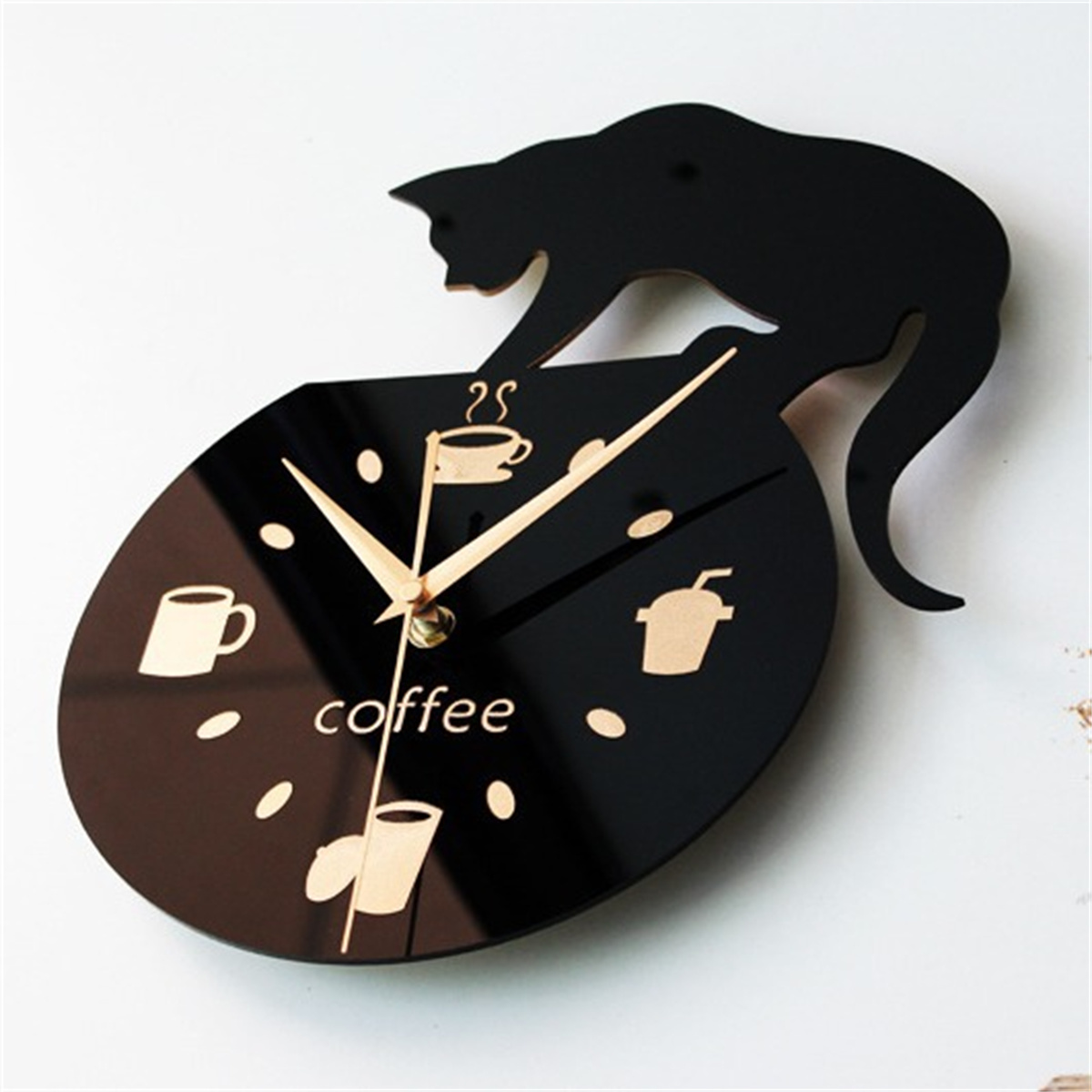 Eine schwarze, katzenförmige Uhr mit Kaffeemotiv, goldenen Zeigern und Kaffee-Ikonen.