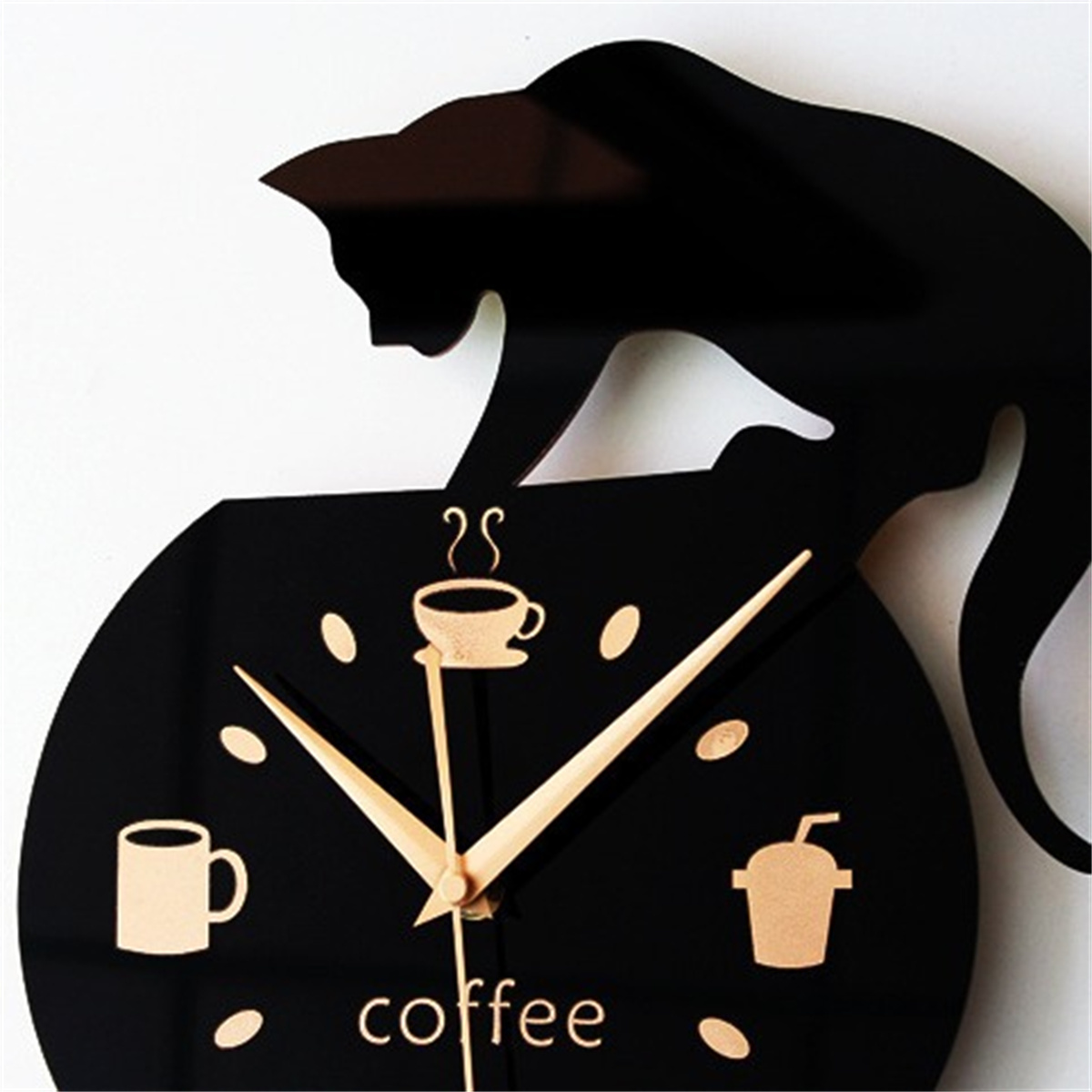 Schwarze Uhr mit Katzensilhouette. Die Uhr zeigt die Uhrzeit an. Kaffeetasse und Bohnen sind auf dem Zifferblatt.