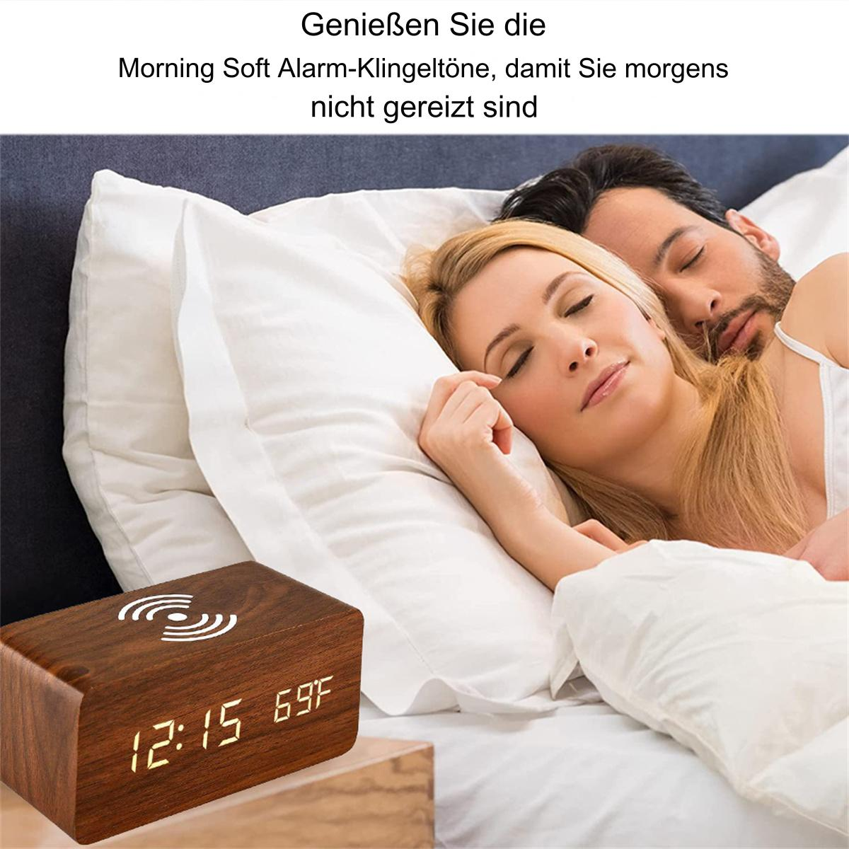 Ein Paar schläft im Bett mit einem digitalen Wecker aus Holz. Text: Morning Soft Alarm-Klingeltöne.