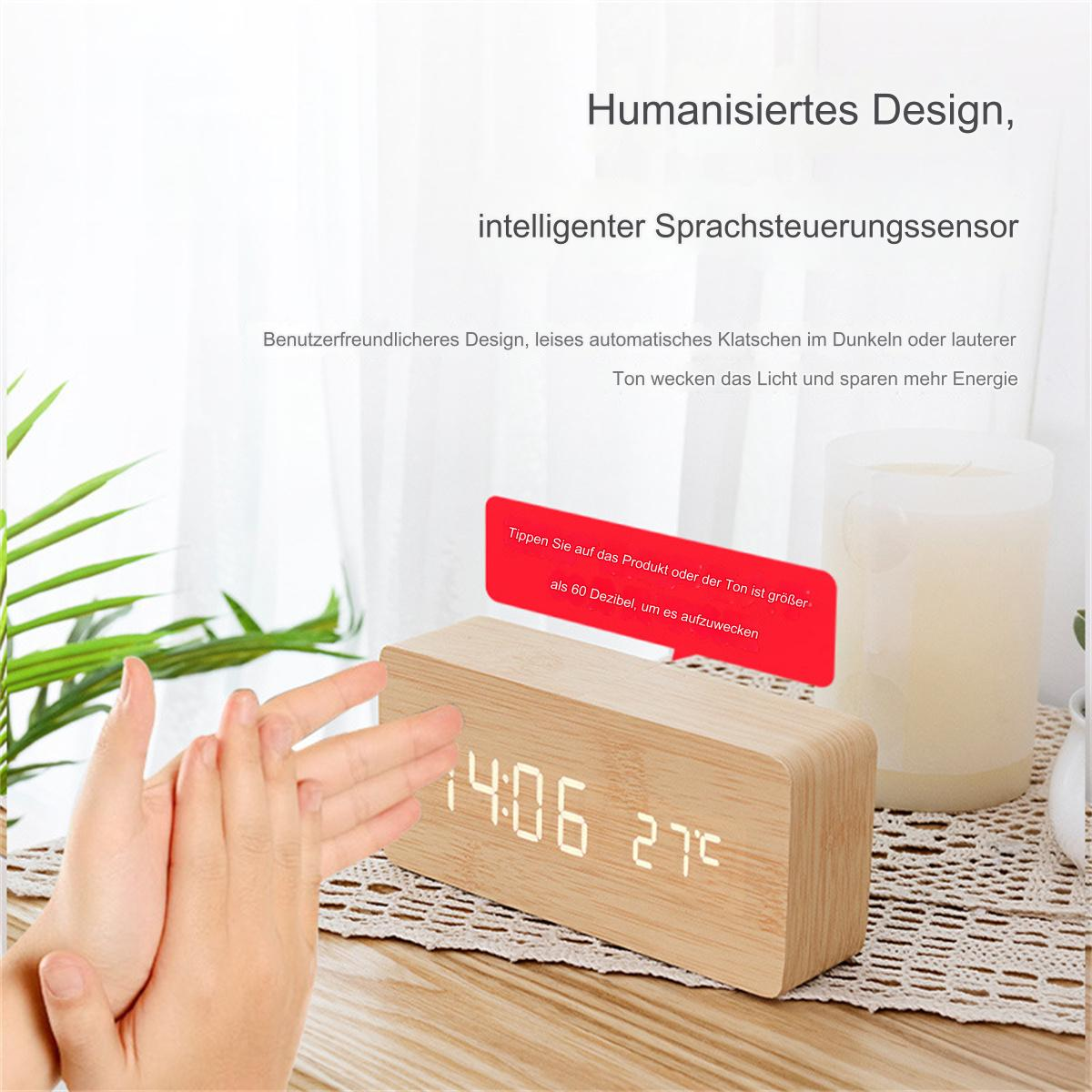 Eine hölzerne Digitaluhr mit Händen und einer Sprechblase; Hände klatschen davor.