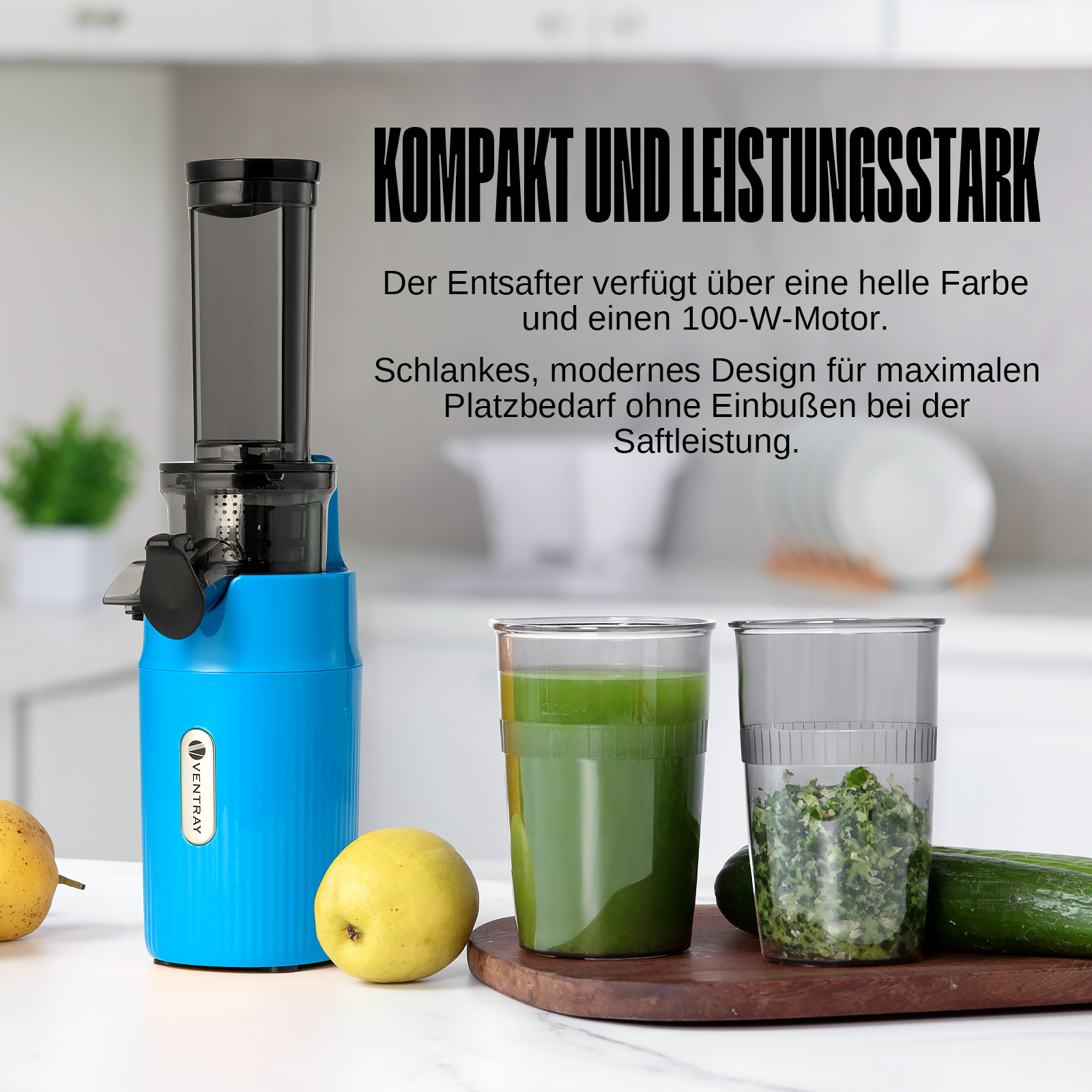 Un estrattore di succo blu e nero con succo verde e cetriolo su un tagliere di legno.