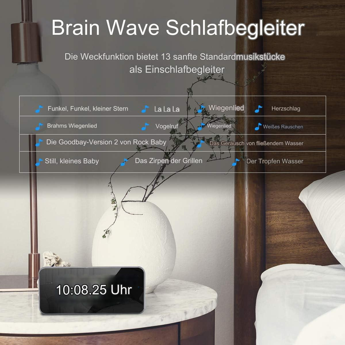 Ein Nachttisch mit Digitaluhr und Vase mit Pflanze. Die Uhr zeigt 10:08:25 Uhr an.