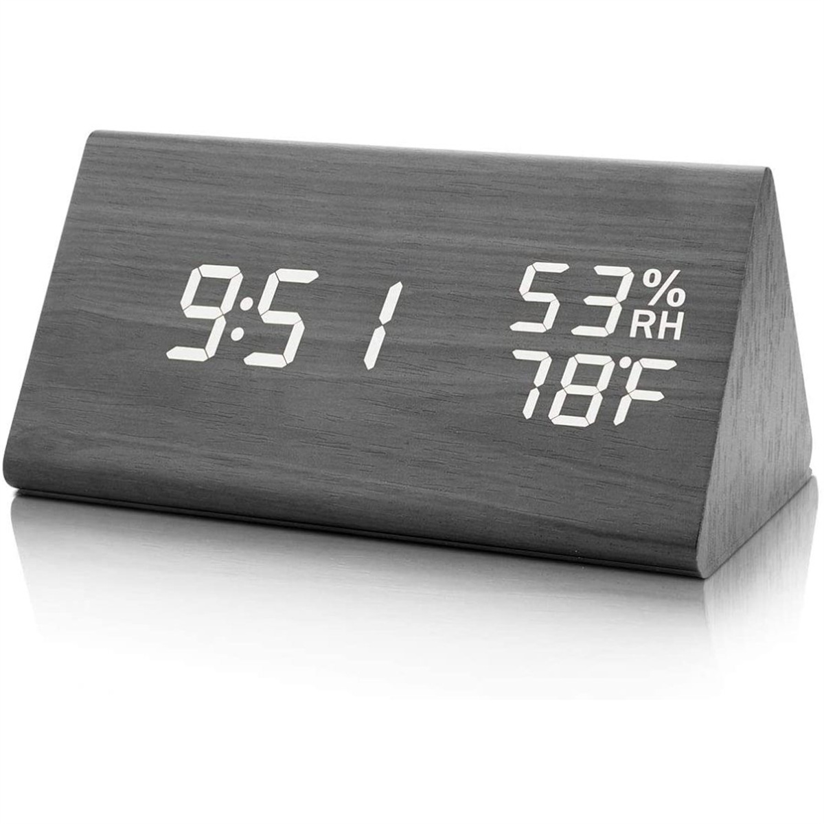Digitaler Wecker in Holz-Dreiecksform. Zeigt Zeit, Luftfeuchtigkeit und Temperatur an. Zahlen sind weiß.