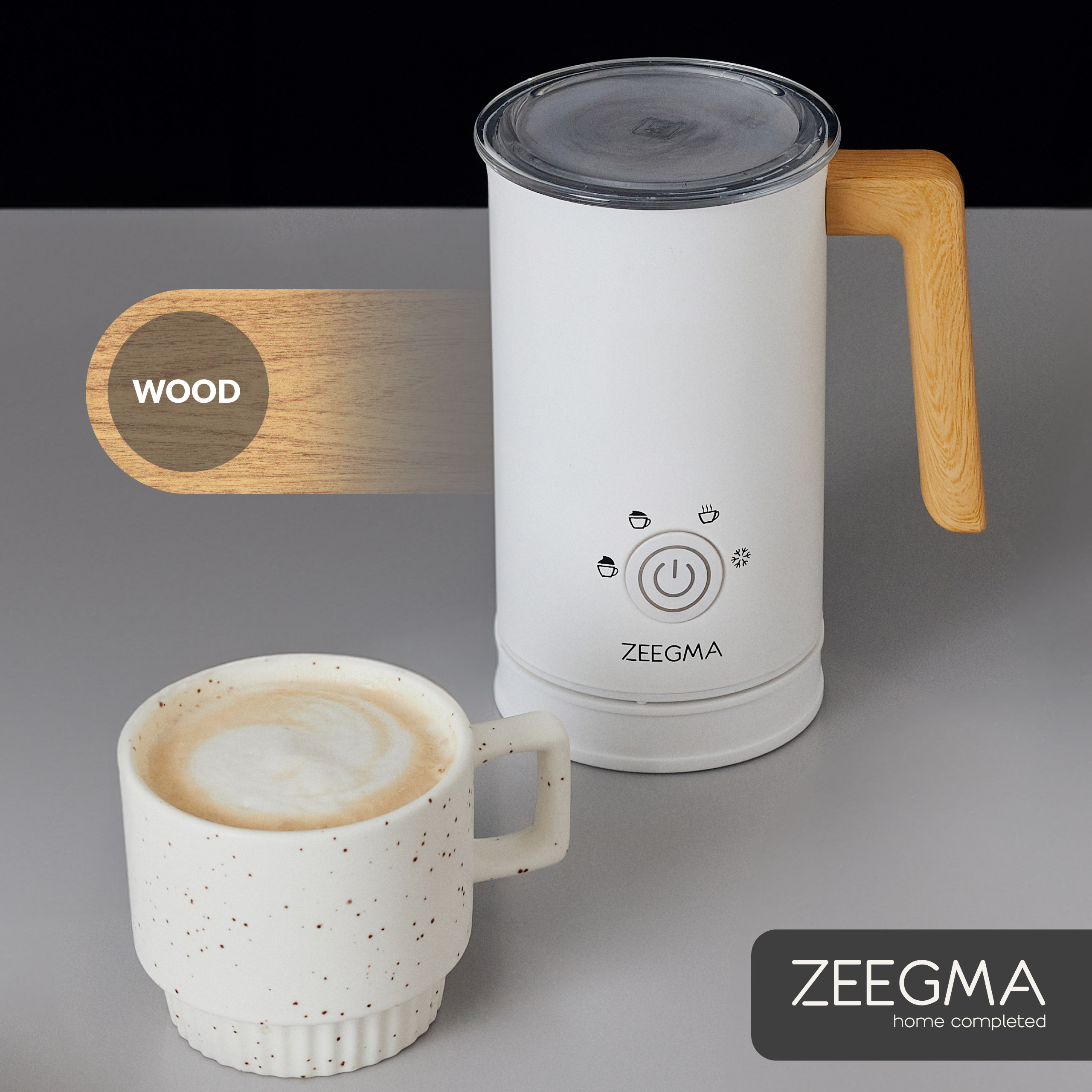 Biały spieniacz do mleka z drewnianym uchwytem, filiżanka kawy z pianką mleczną. Szara powierzchnia.