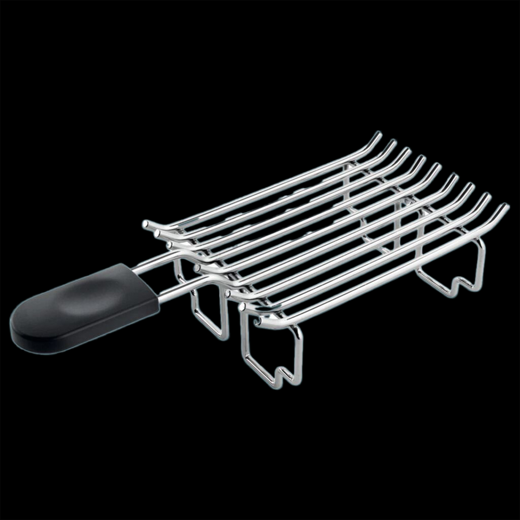 Metallgrill mit schwarzem Griff. Schwarzer Hintergrund.