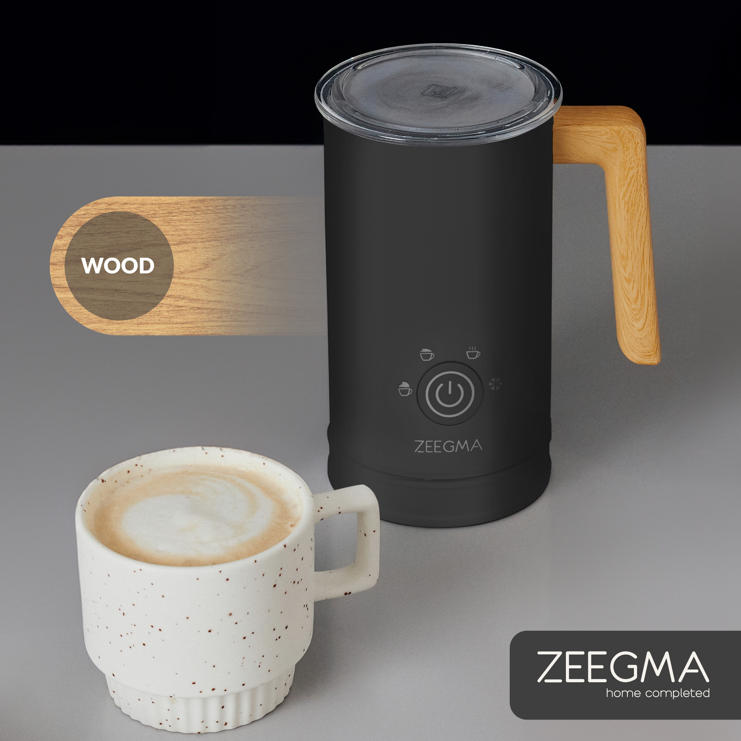 Czarny spieniacz do mleka z drewnianym uchwytem, filiżanka kawy i drewniana etykieta.