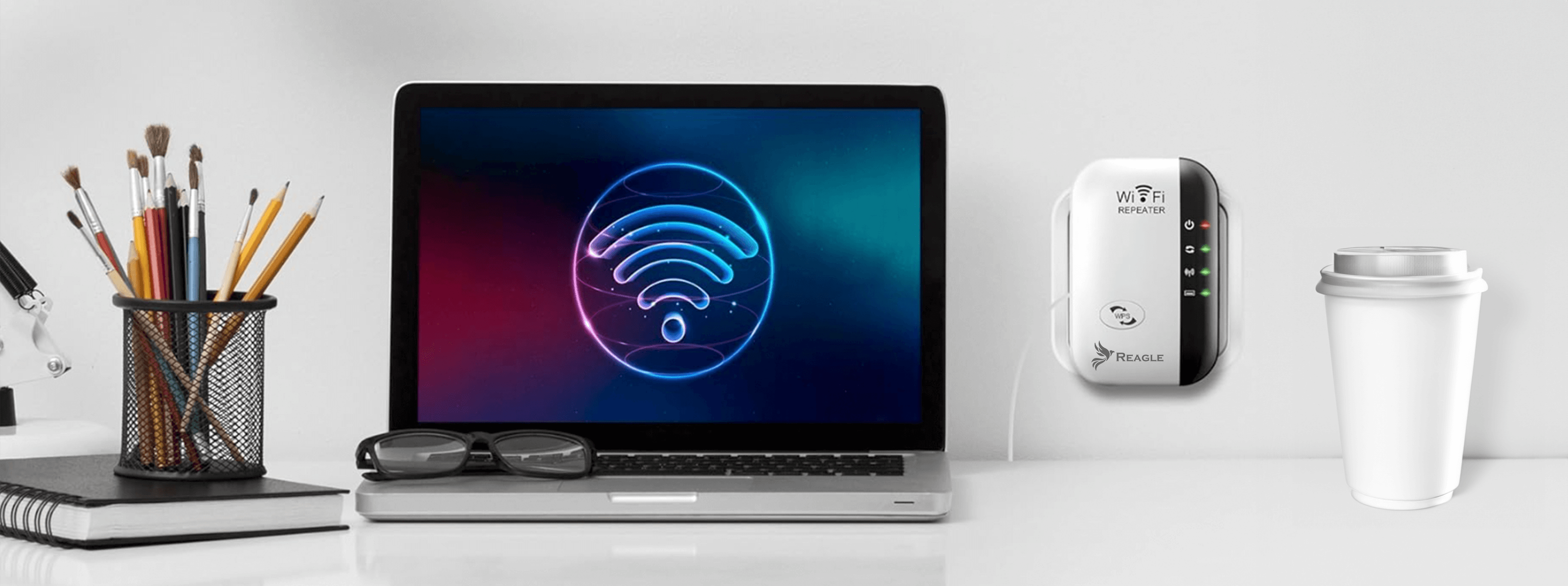 Laptop z symbolem WiFi na ekranie, wzmacniaczem WiFi i filiżanką kawy na białym biurku.