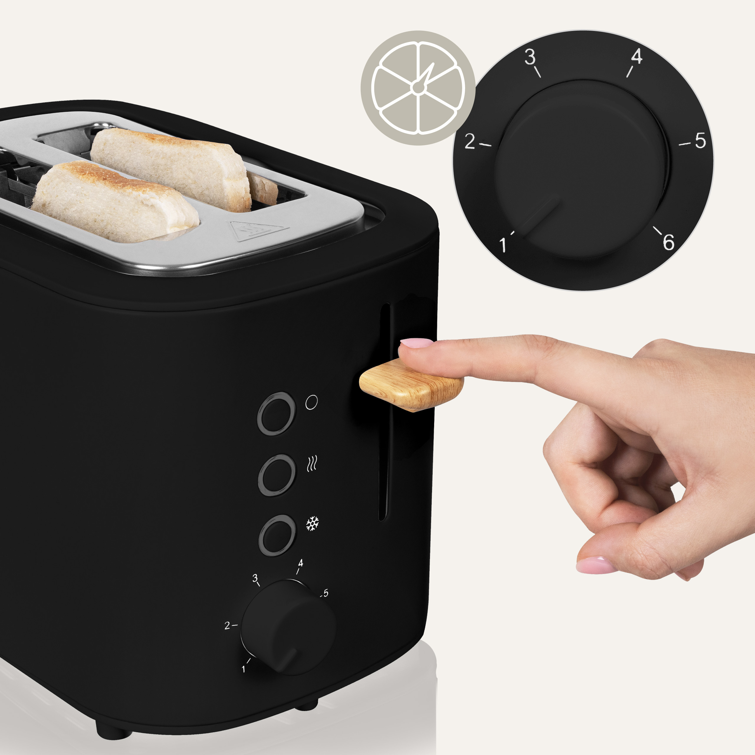 Czarny toster z dwoma kromkami chleba i dłonią regulującą pokrętło stopnia opiekania.