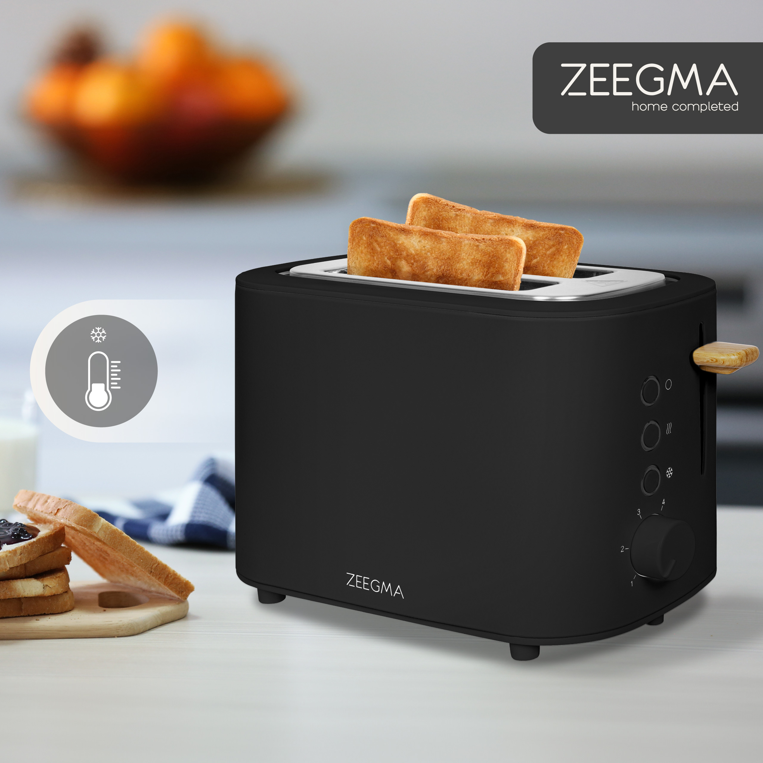 Czarny toster z dwoma tostami, z logo ZEEGMA, ustawiony na drewnianej powierzchni.