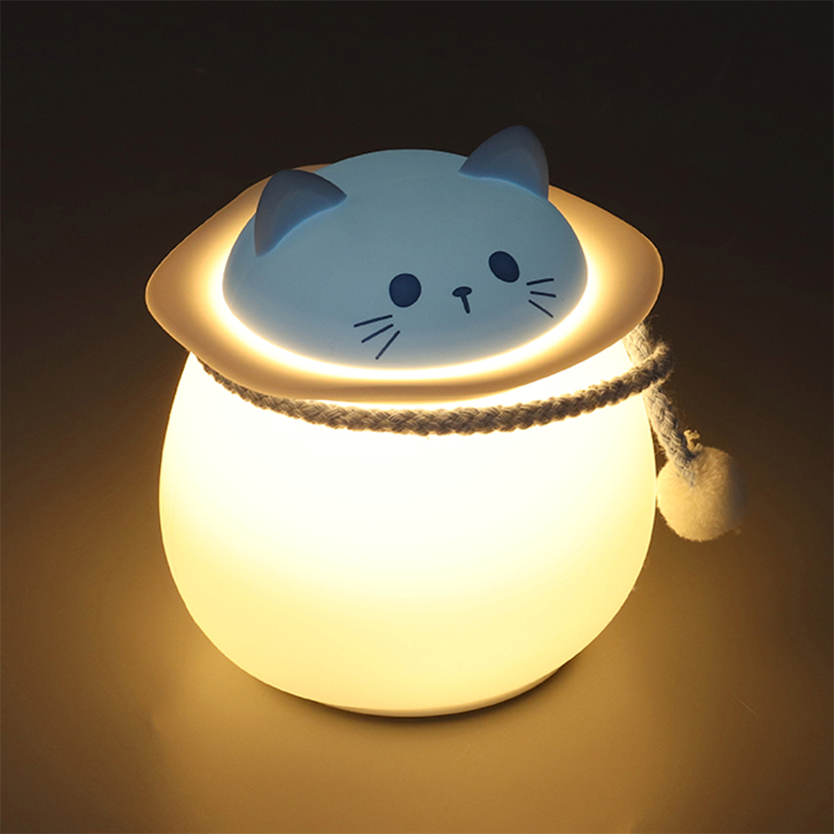 Eine leuchtende Katzenlampe. Sie ist weiß und hat einen gelben Schein.