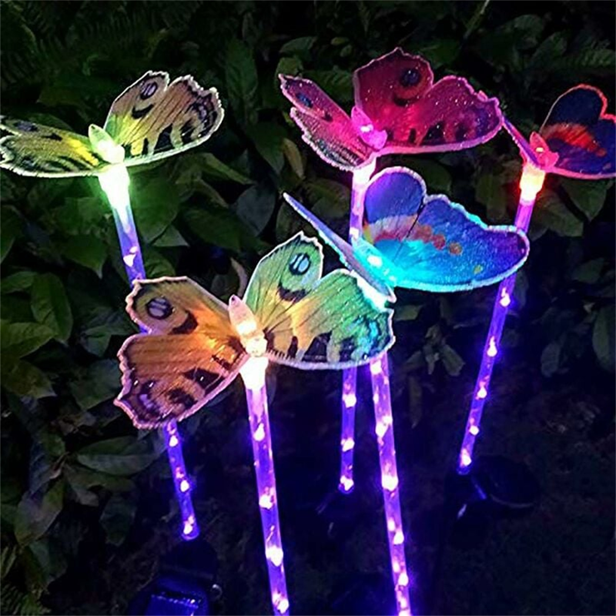 Gartenlichter in Form von Schmetterlingen. Sie leuchten nachts in verschiedenen Farben.