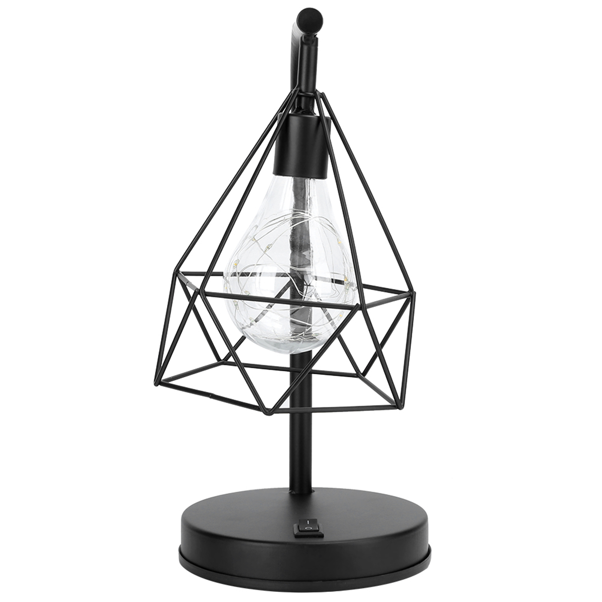 Schwarze geometrische Lampe mit Glühbirne. Sie steht auf schwarzem, rundem Sockel.