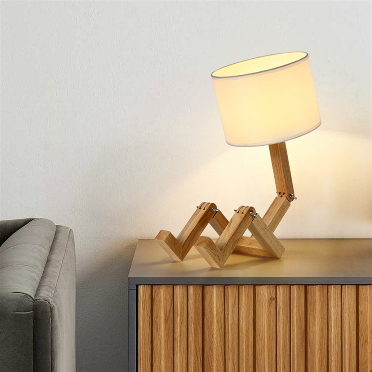 Holzlampe in einzigartigem Design. Die Lampe steht auf dem grauen Schrank.