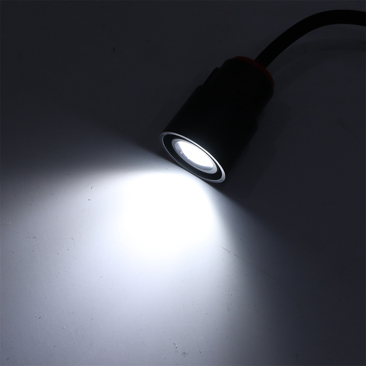 Schwarzes Licht, das hell auf eine weiße Oberfläche scheint.