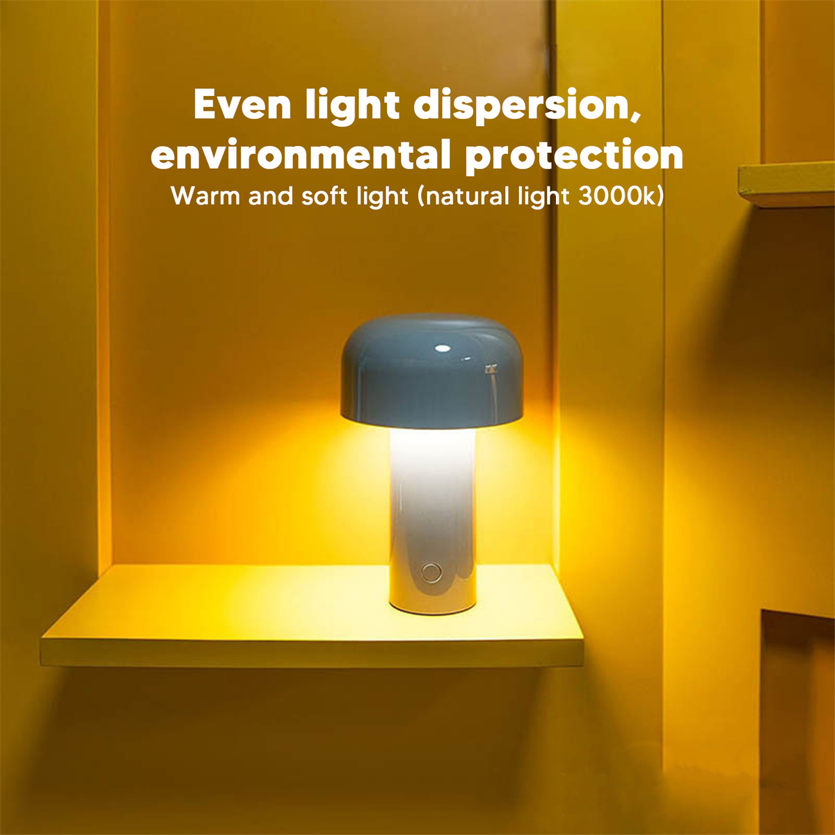 Eine pilzförmige Lampe leuchtet gelb. Sie steht auf einem Regal mit gelbem Hintergrund. Text: Gleichmäßige Lichtstreuung.